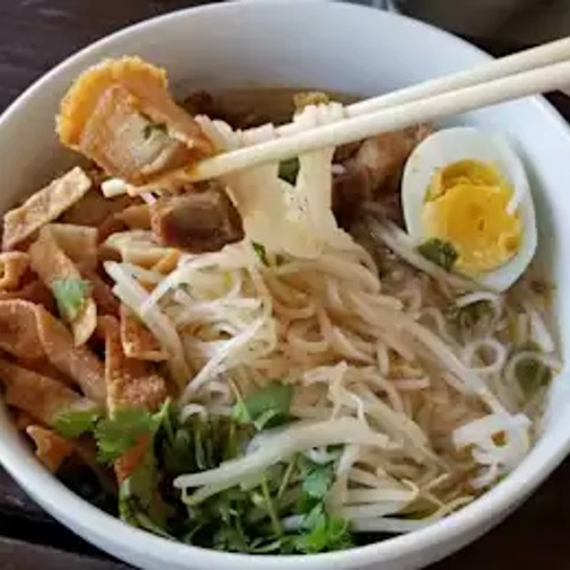 Crispy Pork Tom Yum Soup ก๋วก๋ ยเตี๋ยวต้มยำ หมูกมู รอบ