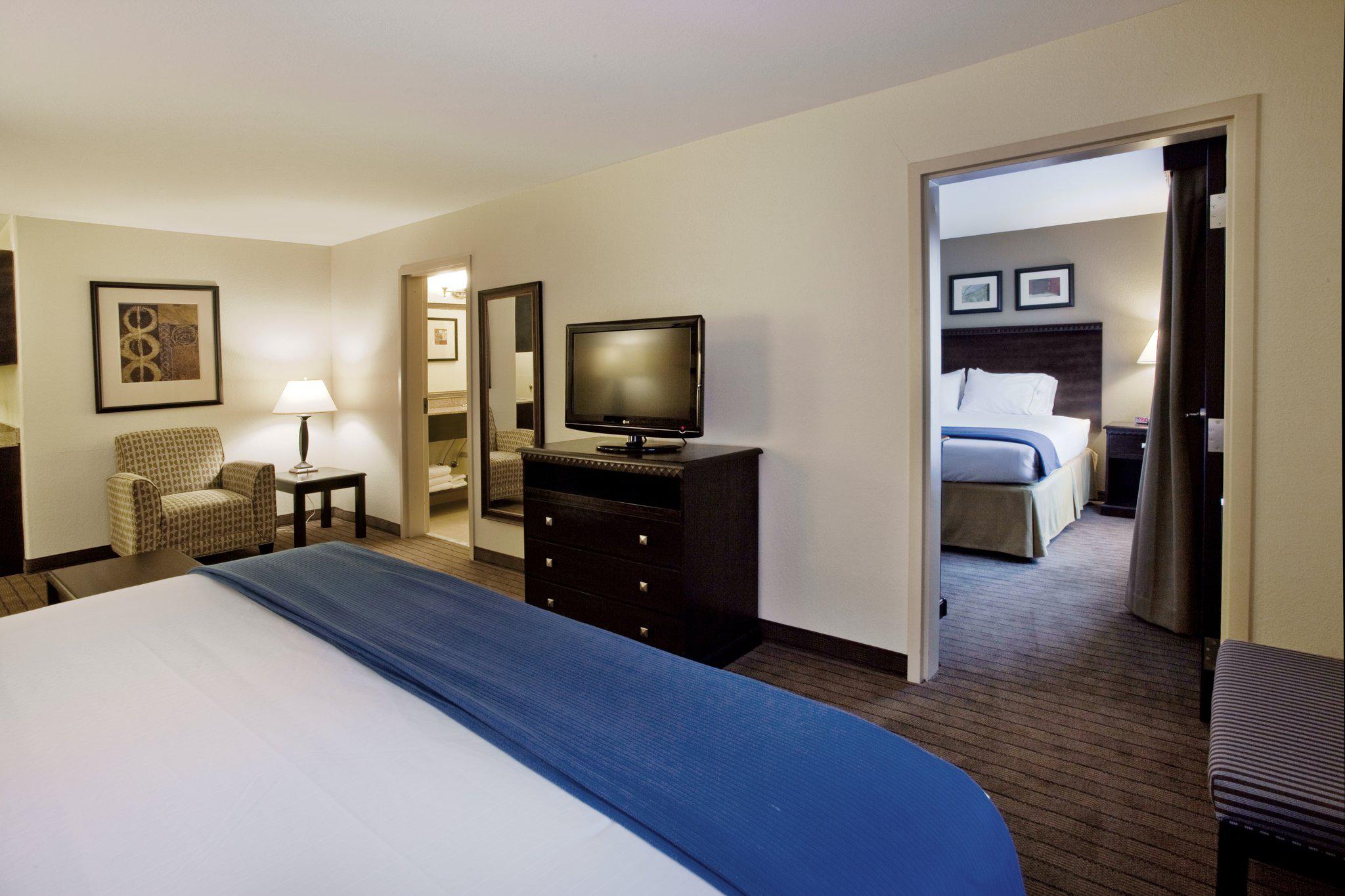 Holiday Inn Express & Suites Moultrie Photo