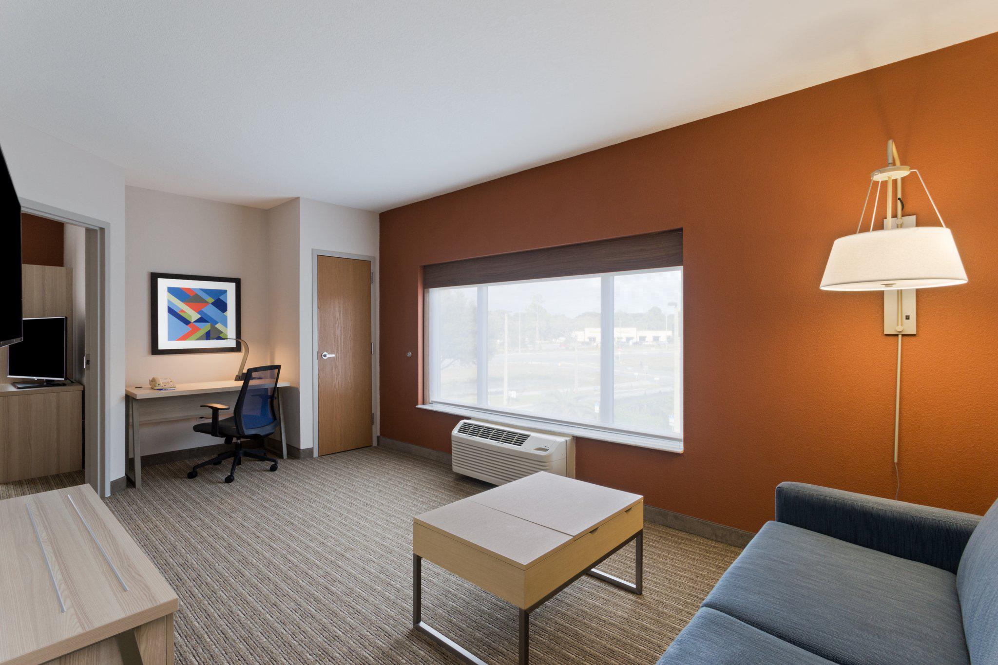 Holiday Inn Express & Suites Tavares - Leesburg Photo