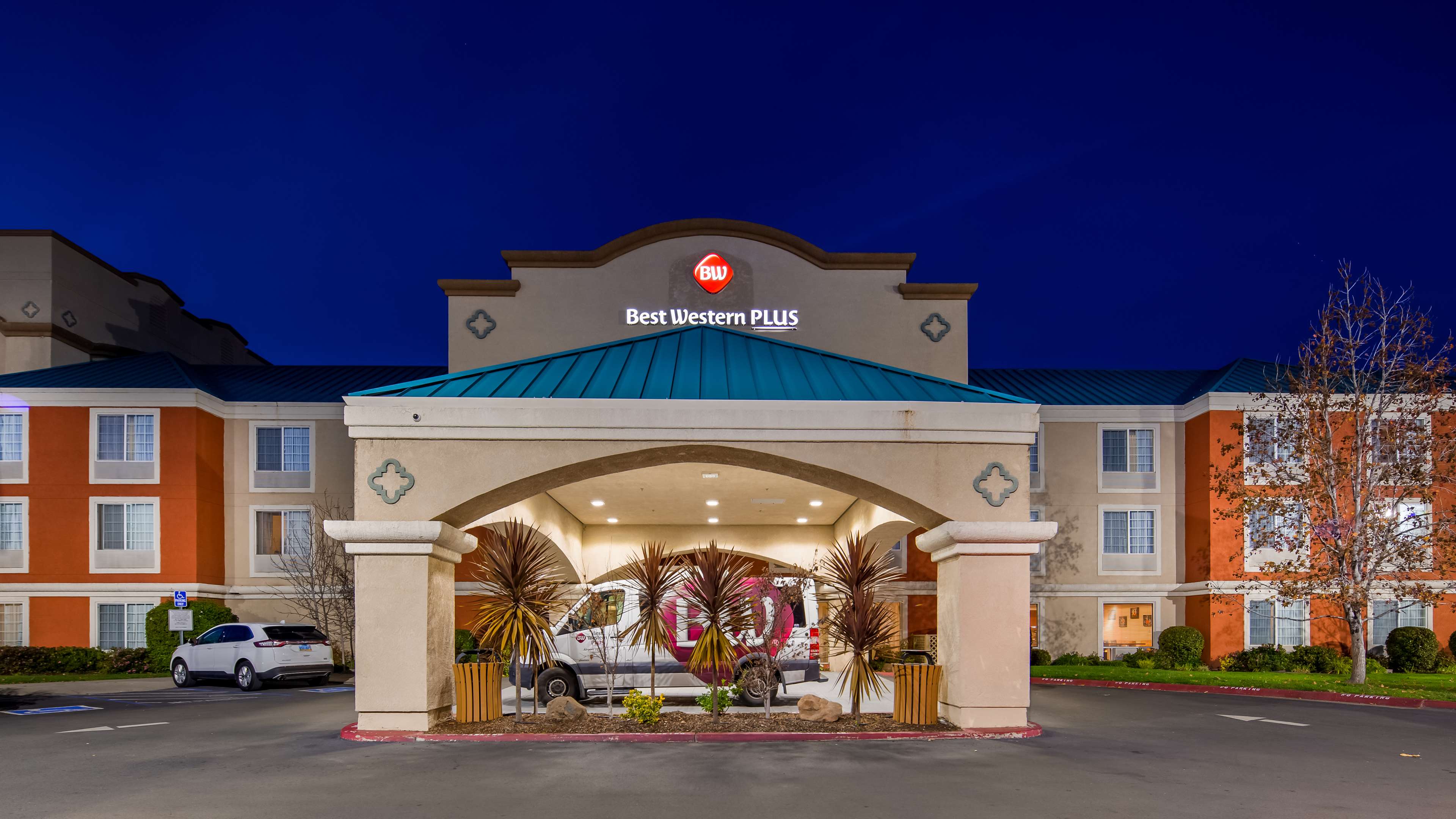 Best Western Plus Airport Inn & Suites Photo