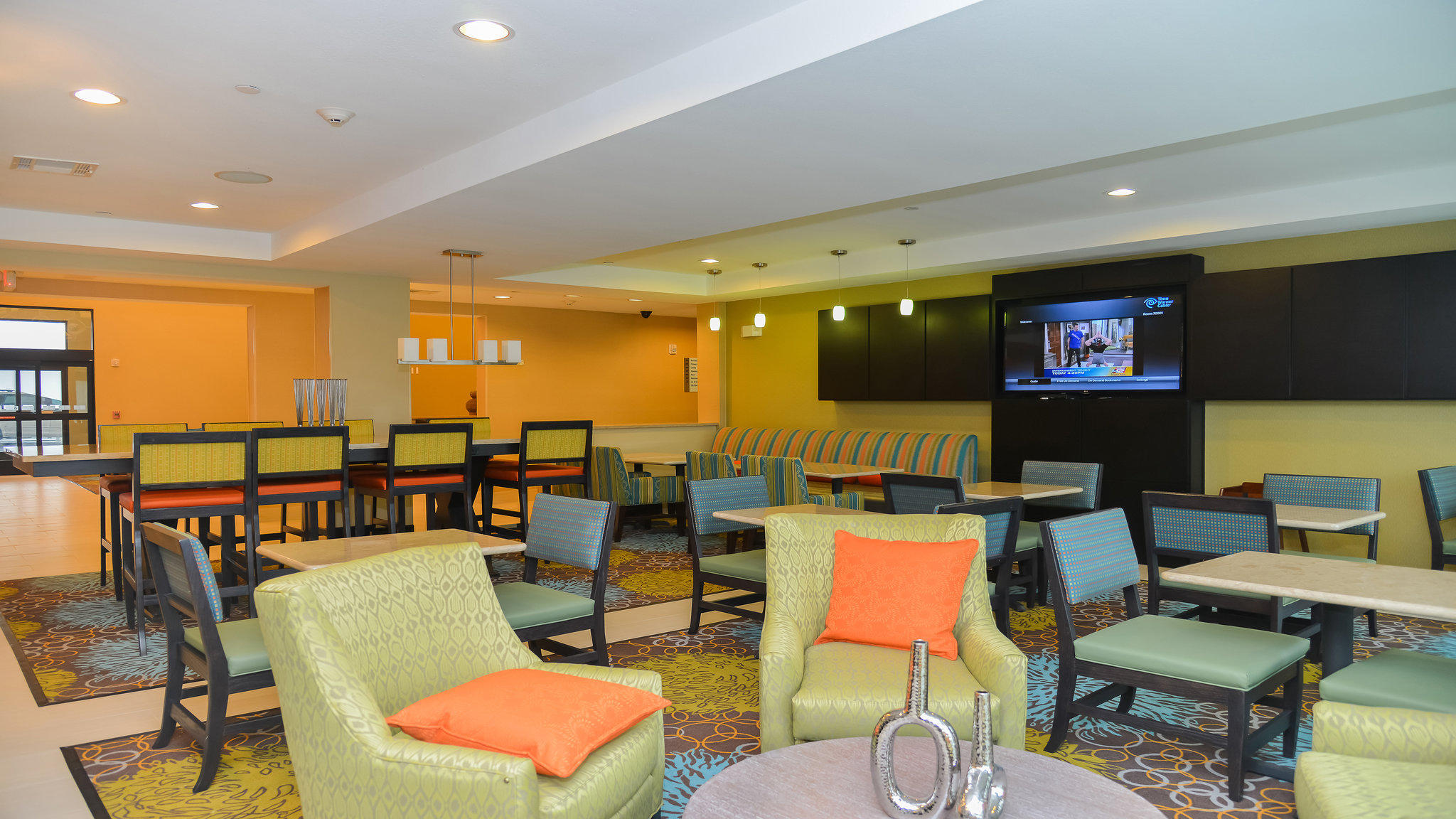 Holiday Inn Express & Suites Cuero Photo