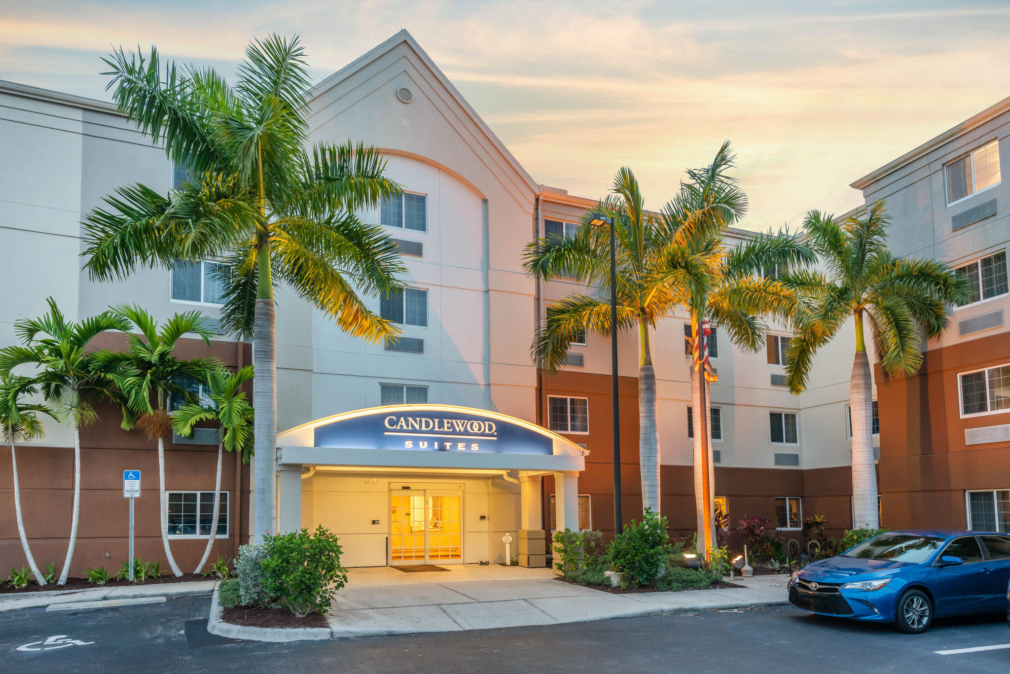 Candlewood Suites Fort Myers-Sanibel Gateway Photo