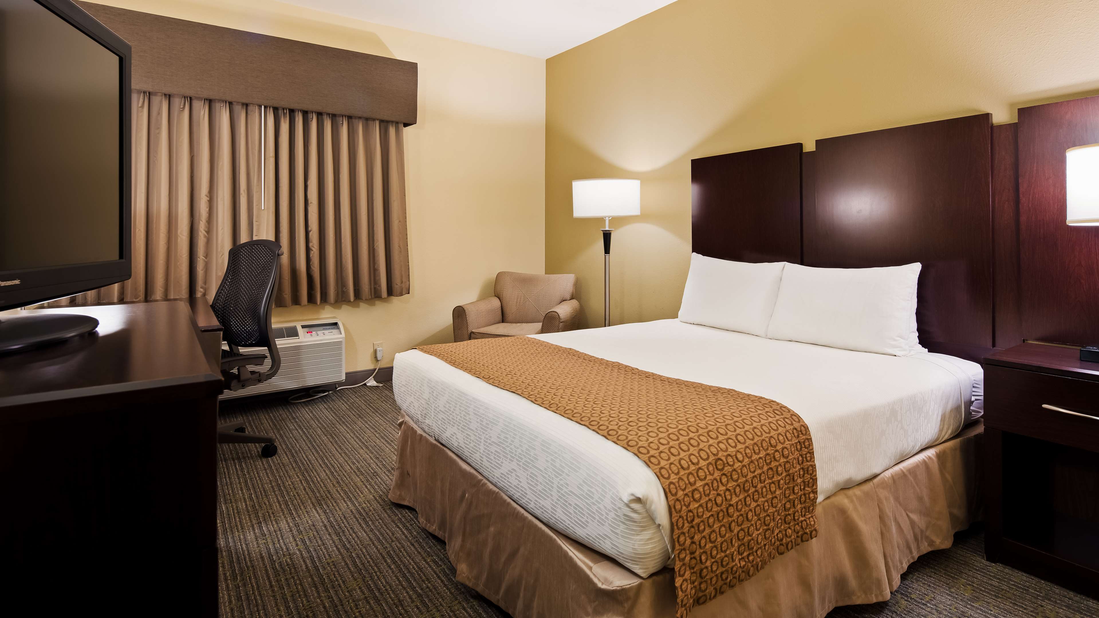 Best Western Plus Plaza by the Green Photo