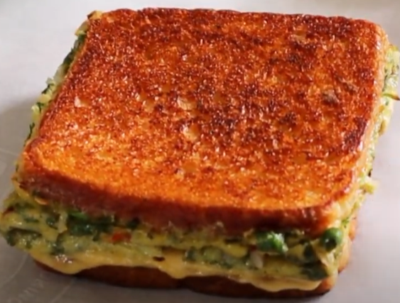 Cebolla Y Pimiento Omelette Sandwich