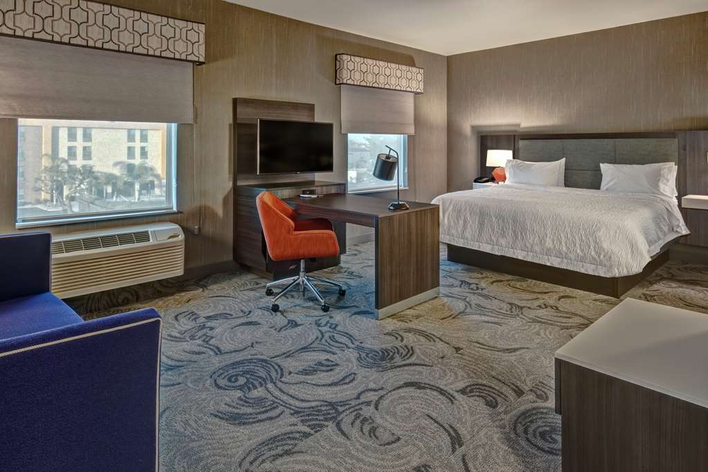 Hampton Inn Fresno Airport Image