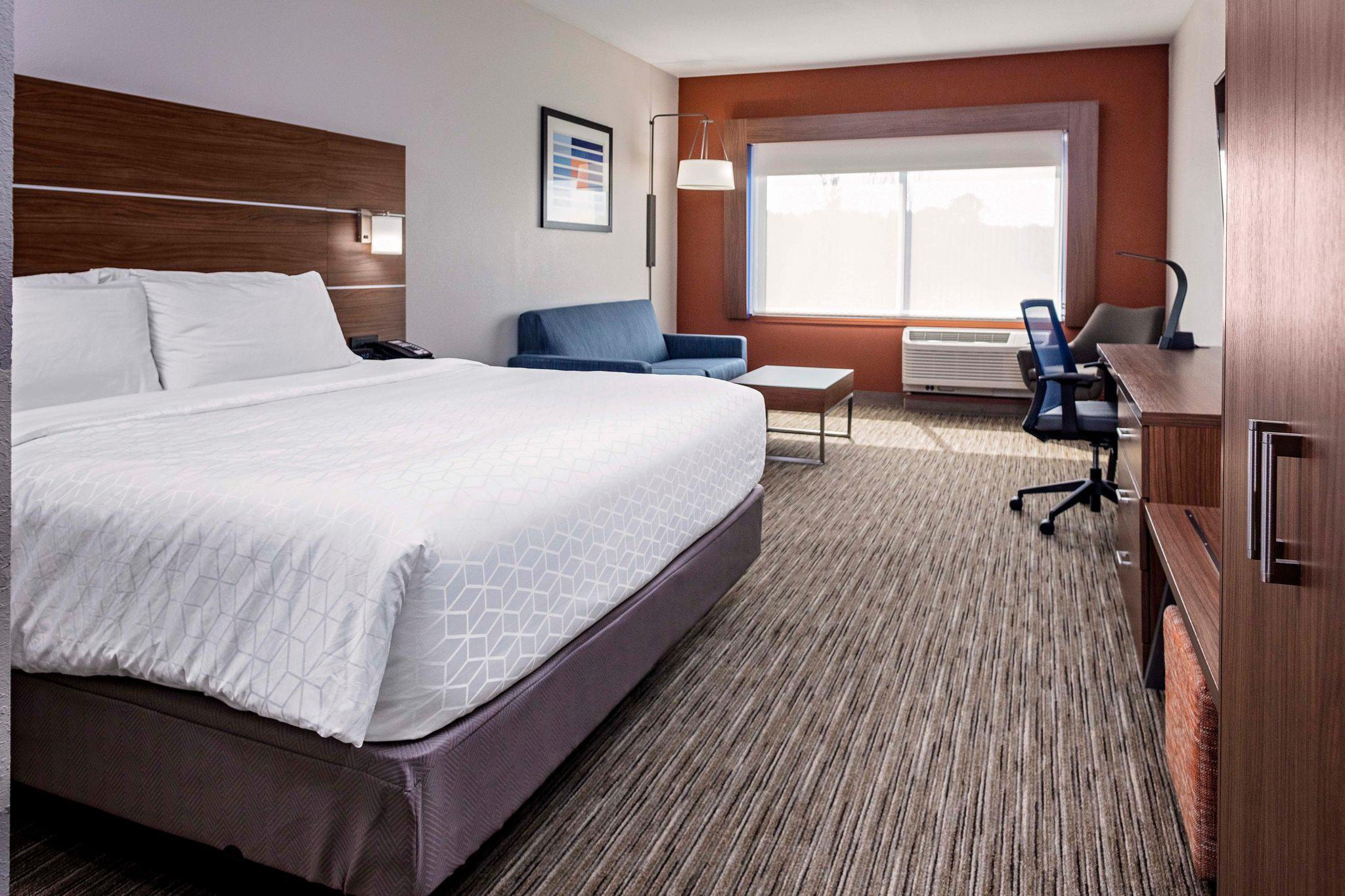 Holiday Inn Express & Suites Madison Photo