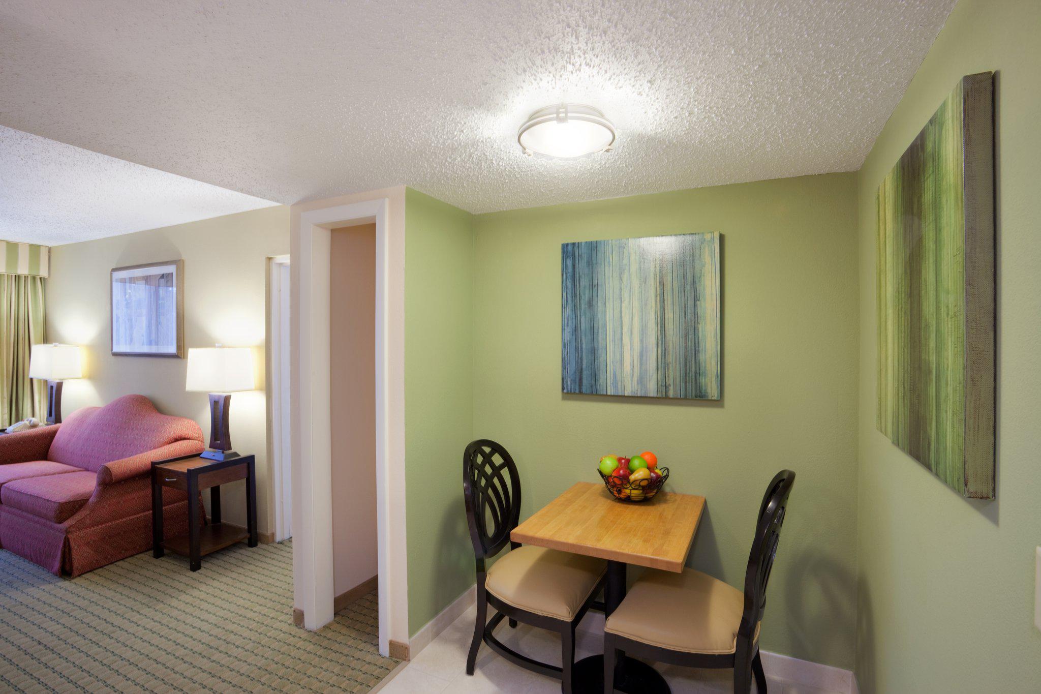 Holiday Inn & Suites Nashua Photo