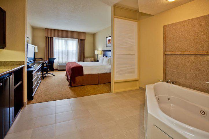 Holiday Inn Express & Suites Lakeland North - I-4 Photo