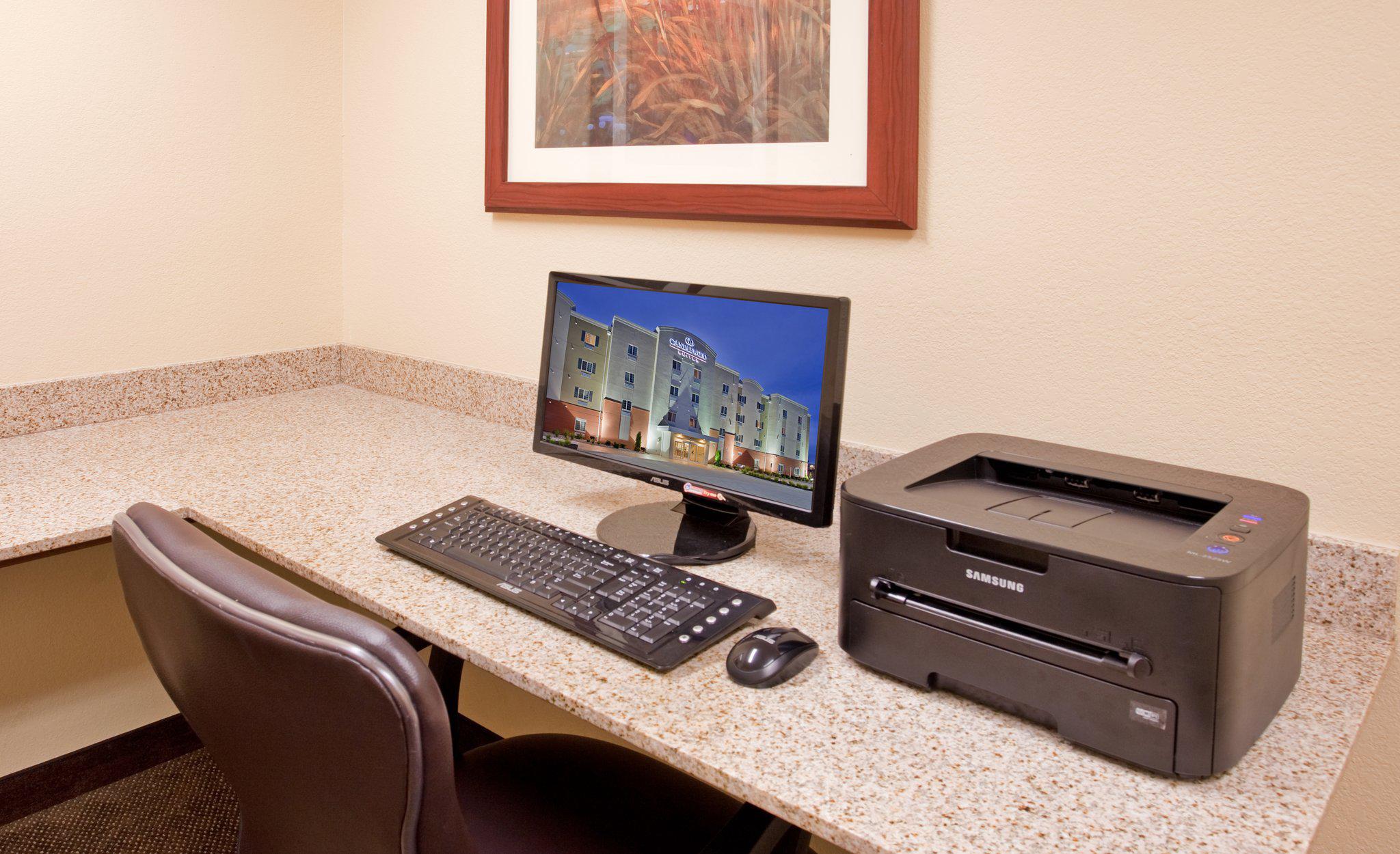 Candlewood Suites Kansas City Northeast Photo