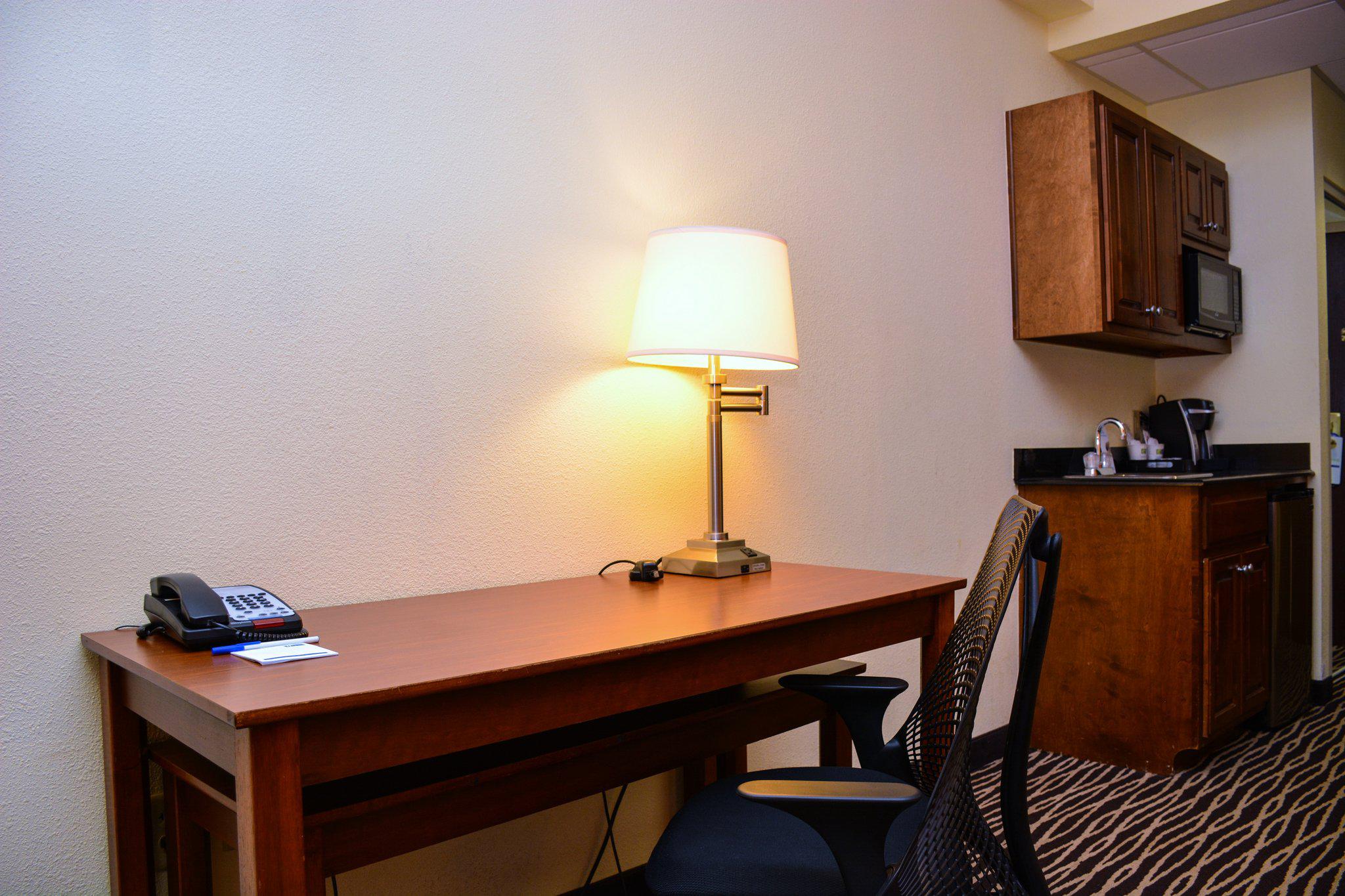 Holiday Inn Express & Suites Fayetteville-Ft. Bragg Photo