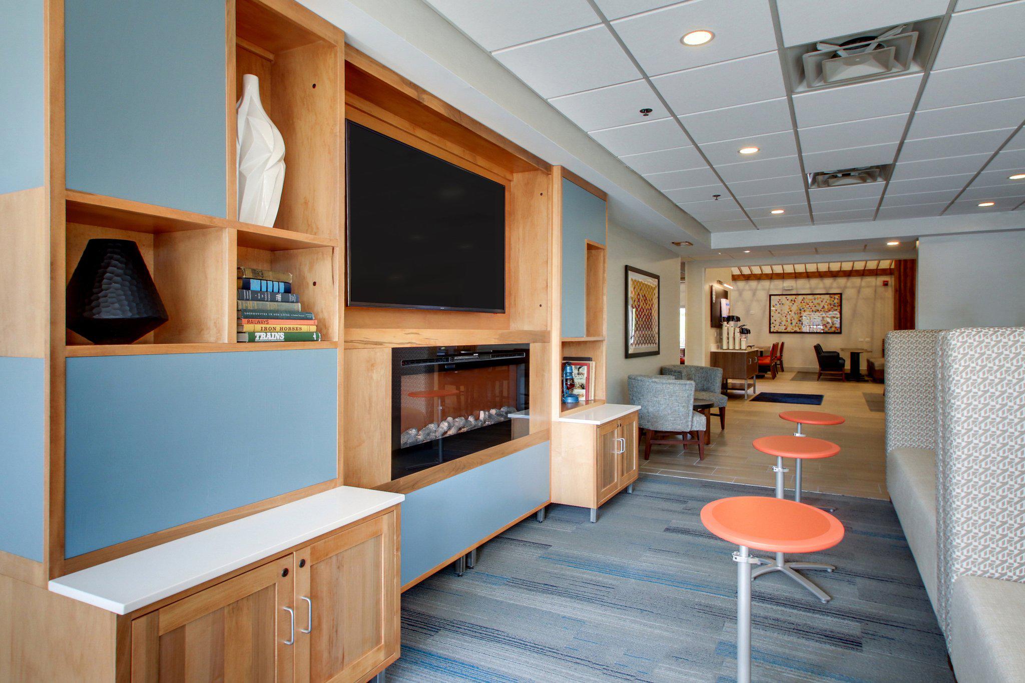 Holiday Inn Express & Suites Aurora - Naperville Photo