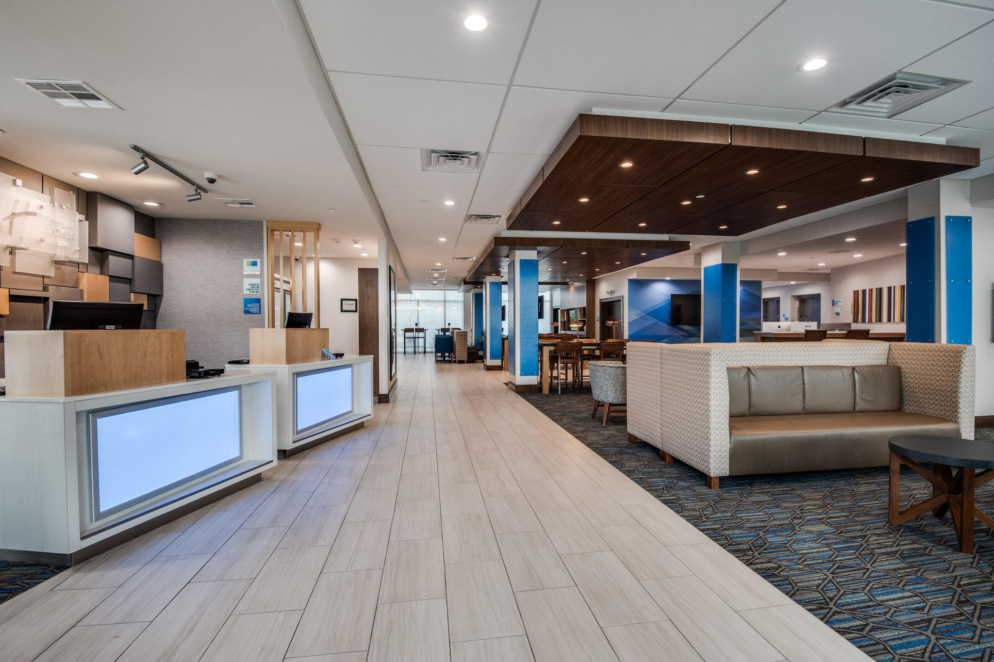 Holiday Inn Express & Suites Dallas North - Addison Photo