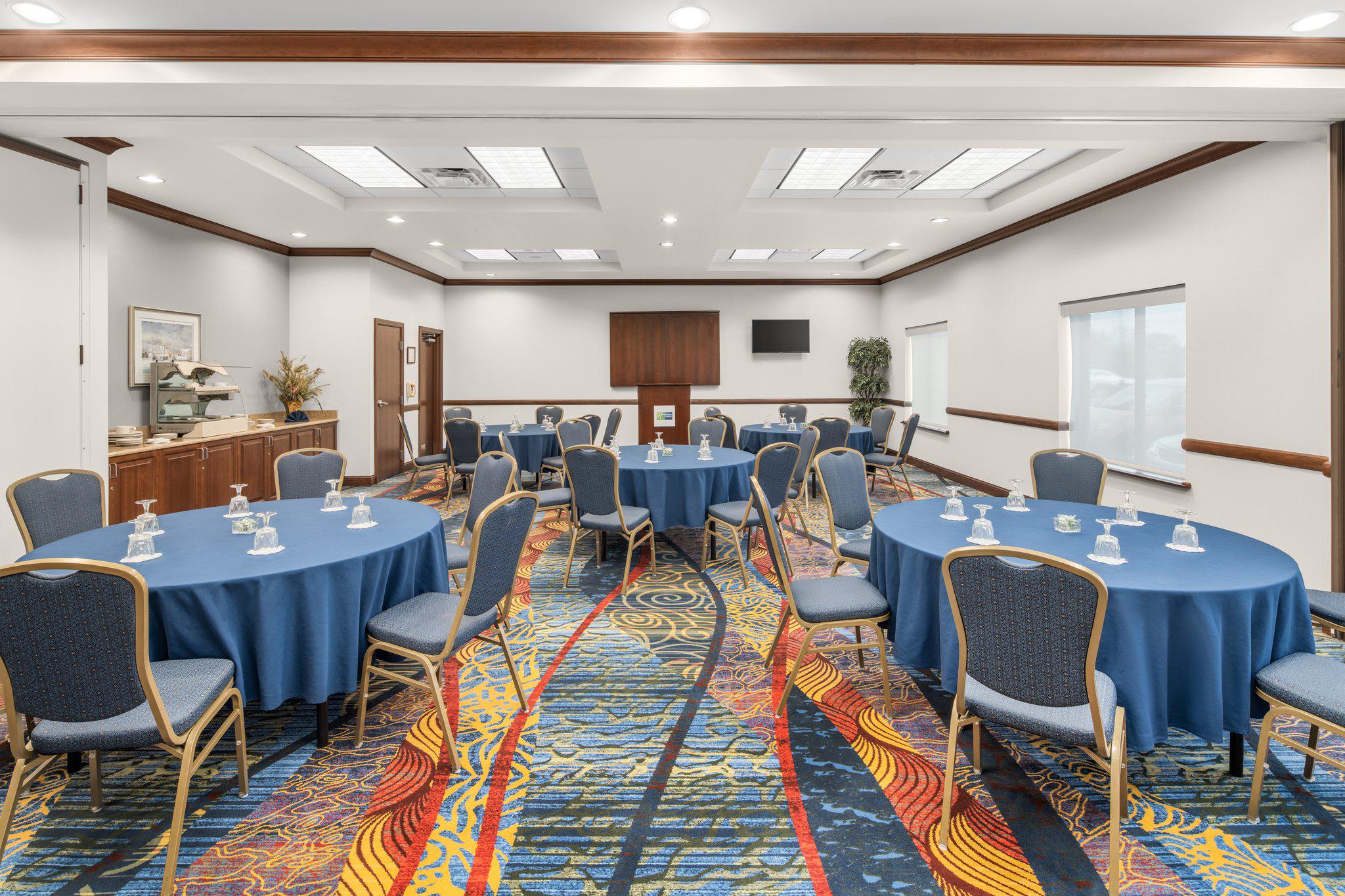 Holiday Inn Express & Suites Wilmington-Newark Photo