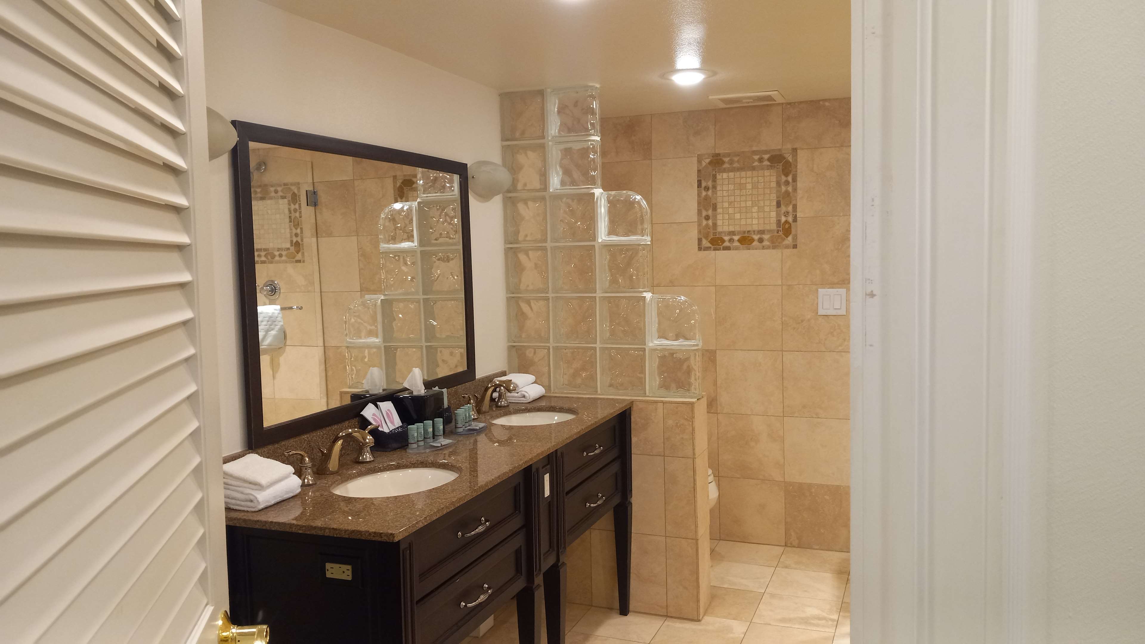 King Whirlpool Suite