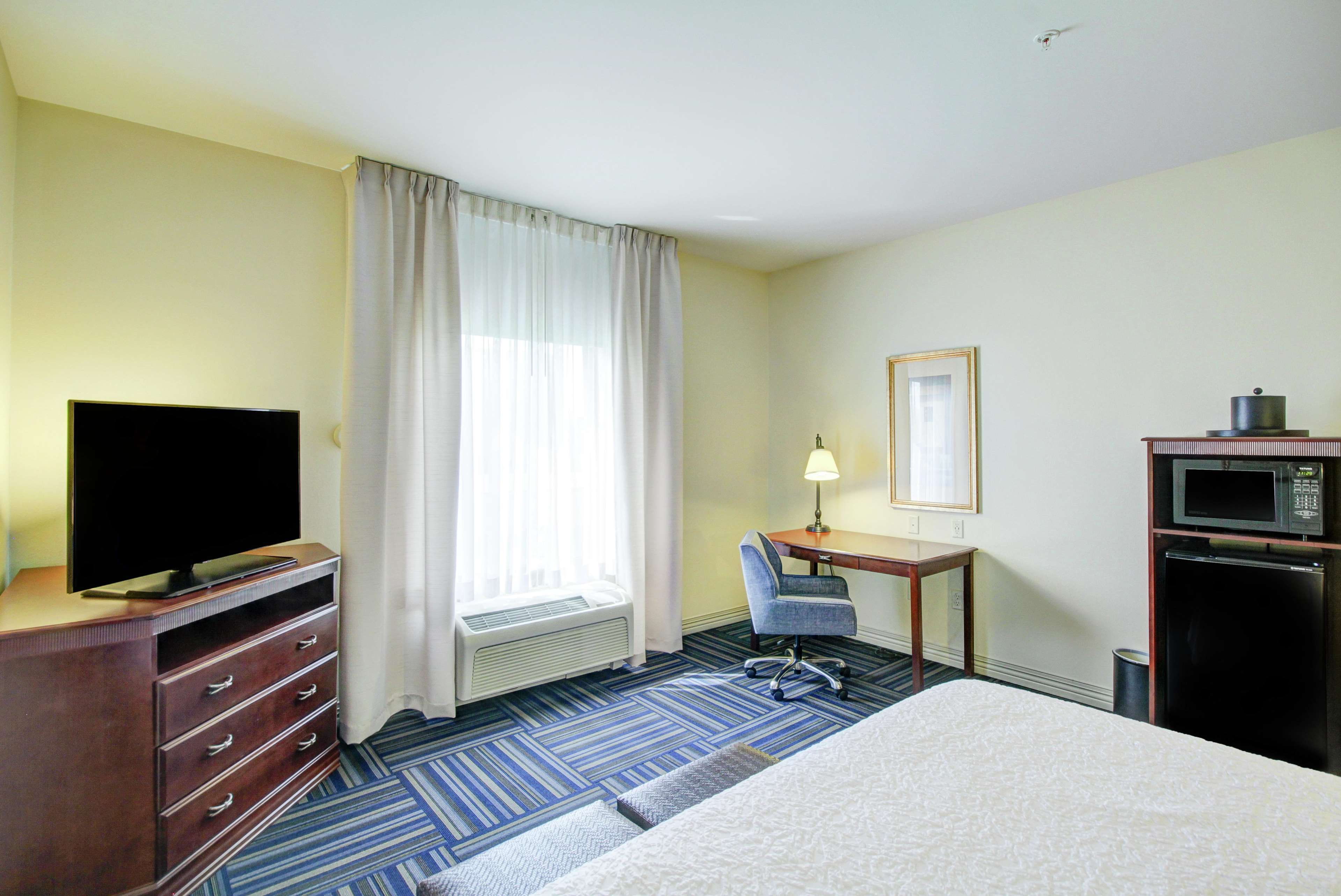 Hampton Inn & Suites Alexandria Photo