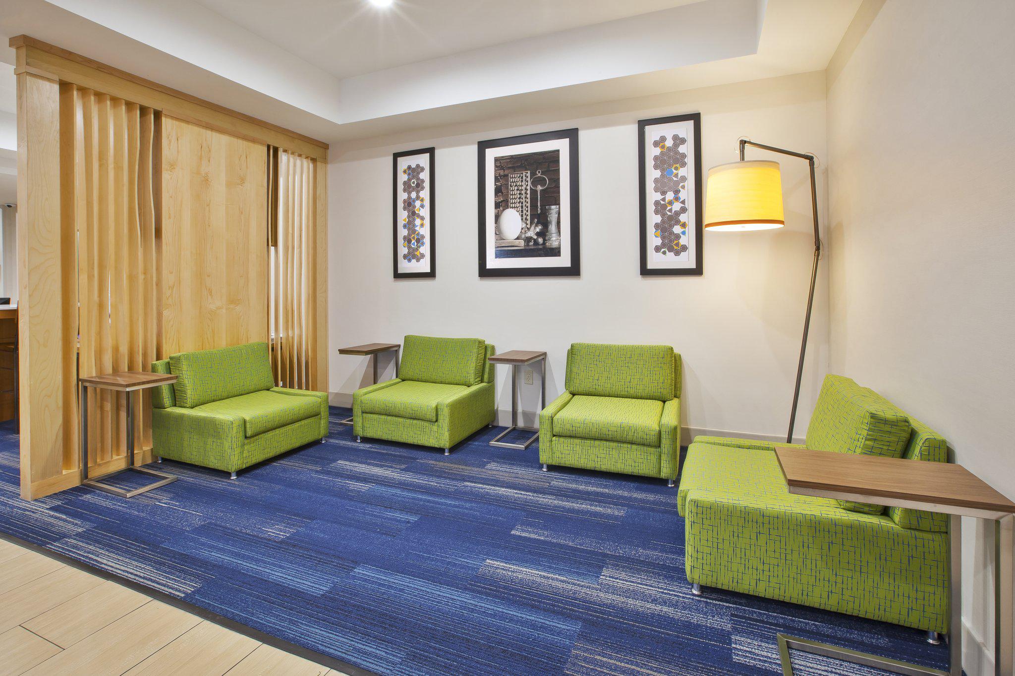 Holiday Inn Express & Suites Niles Photo