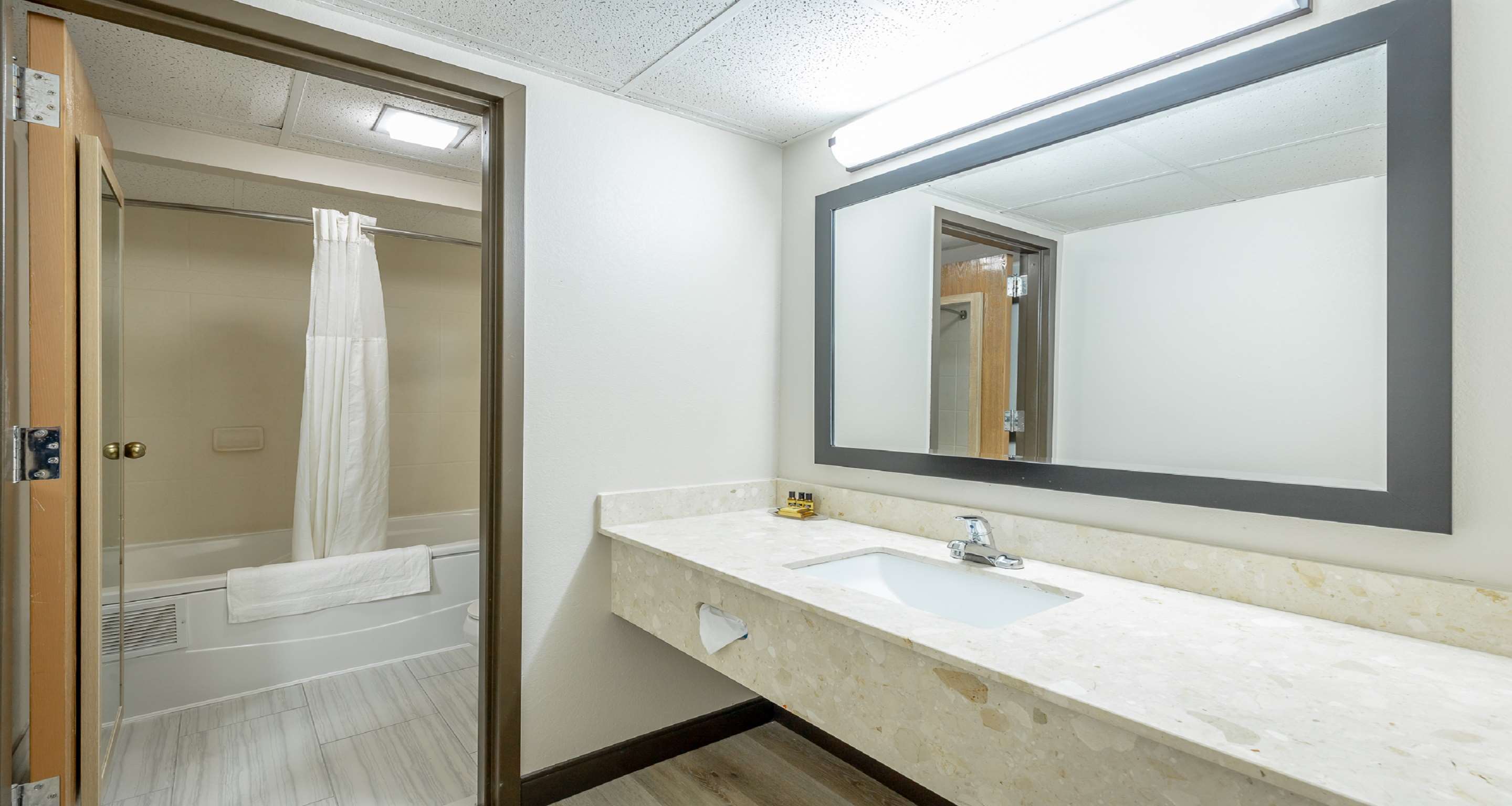 Best Western East Ridge HD bathroom