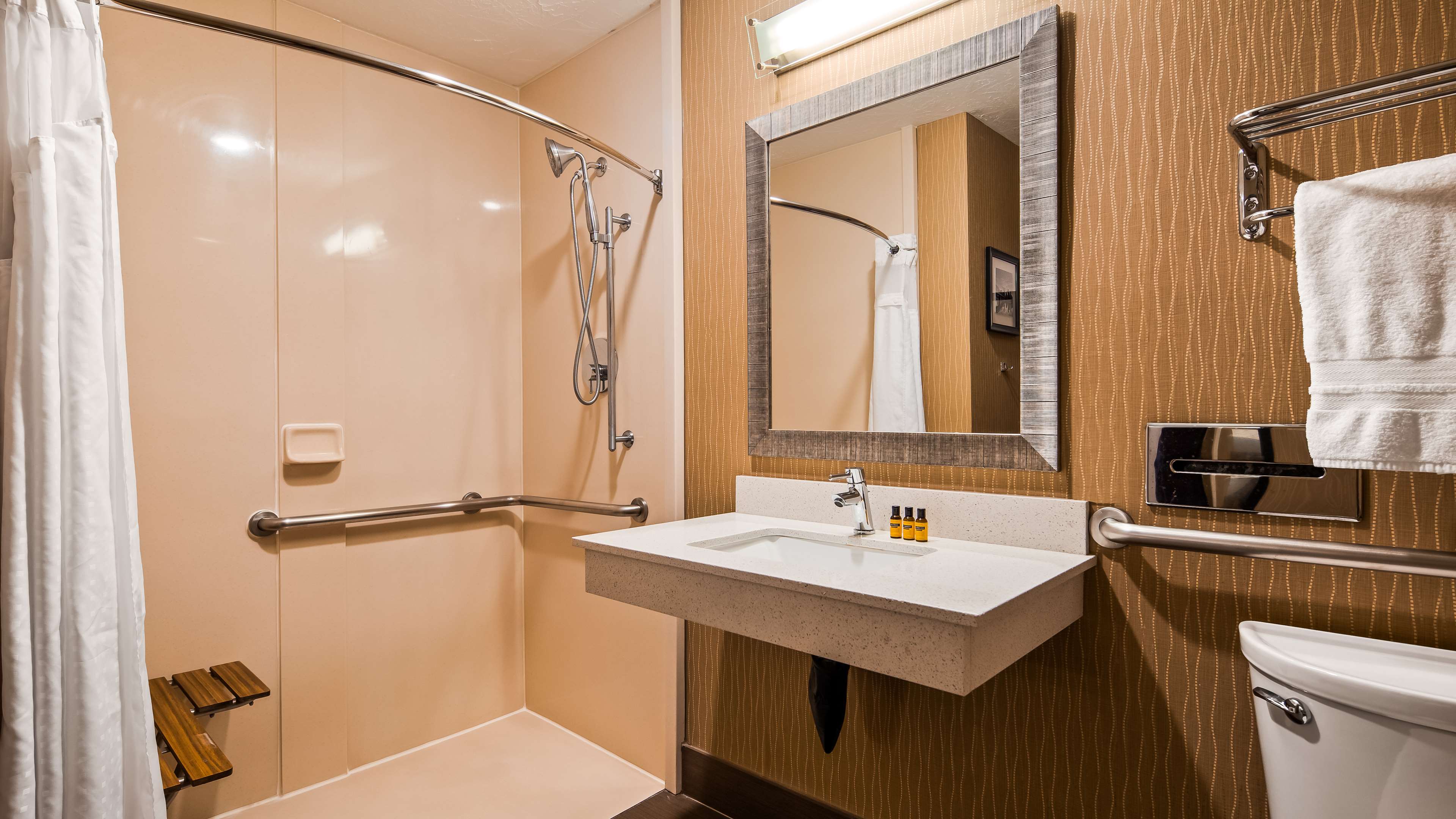 Best Western Plus Portland Airport Hotel & Suites Photo