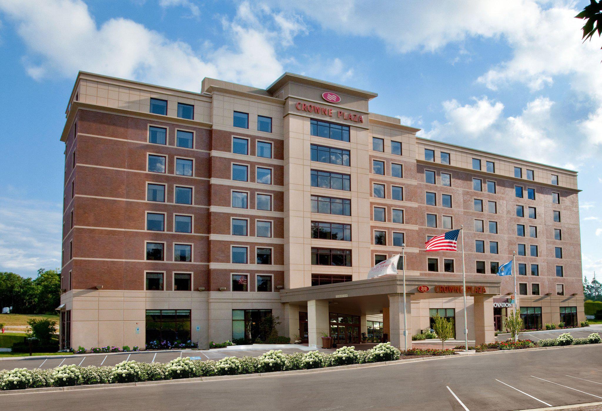 Crowne Plaza Milwaukee West Photo