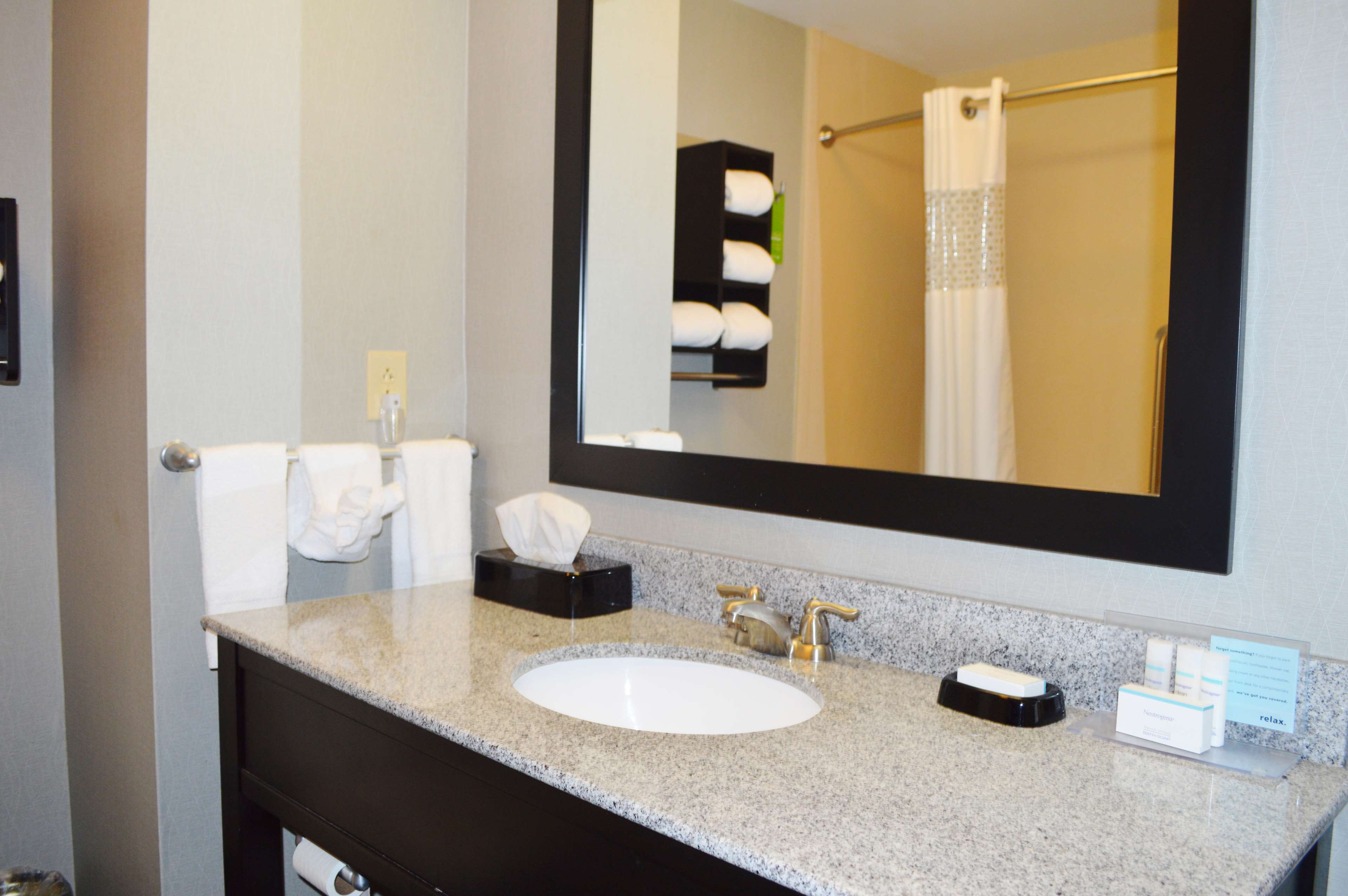 Guest room bath