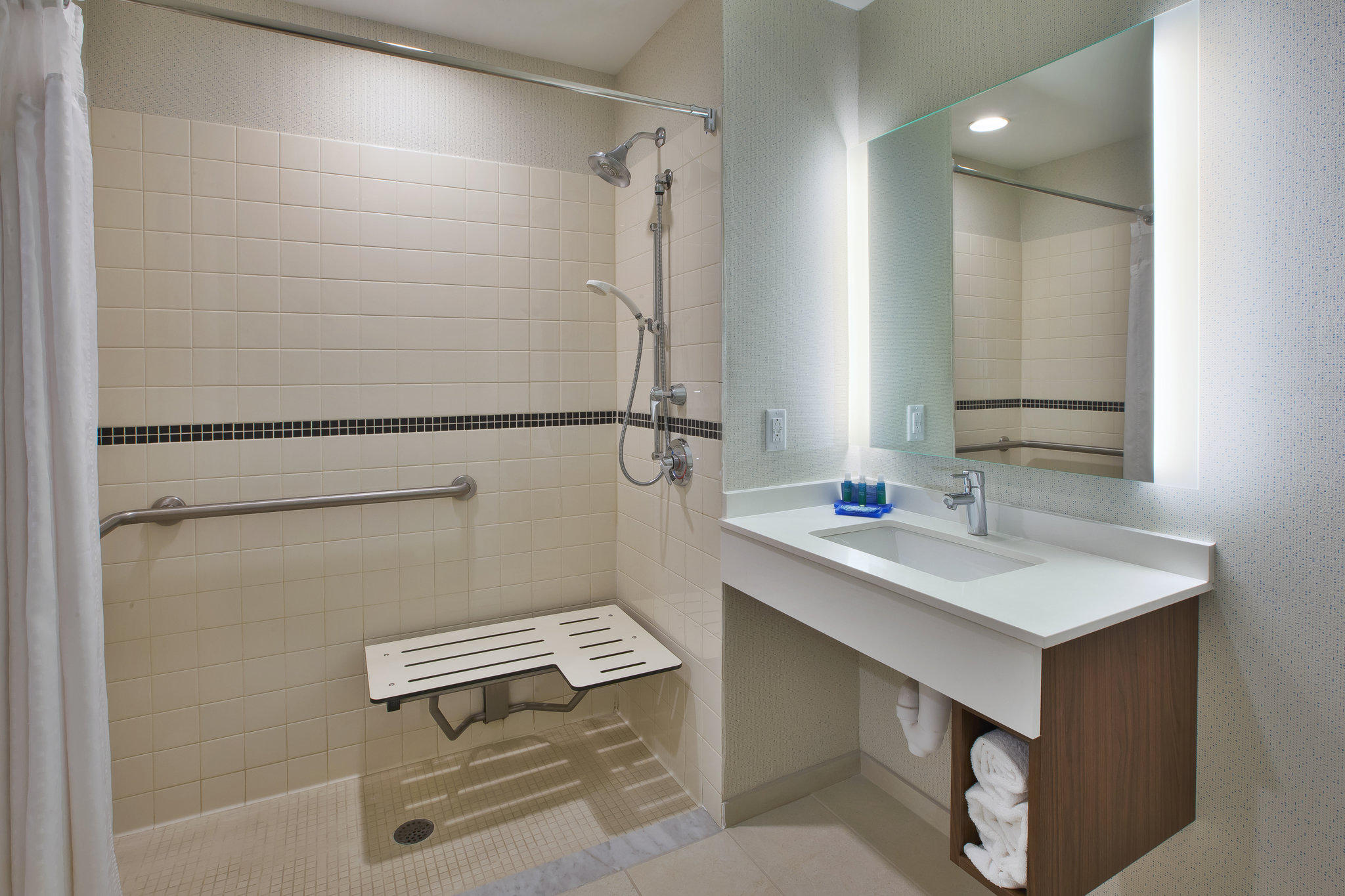 Holiday Inn Express & Suites Rochester-Victor Photo