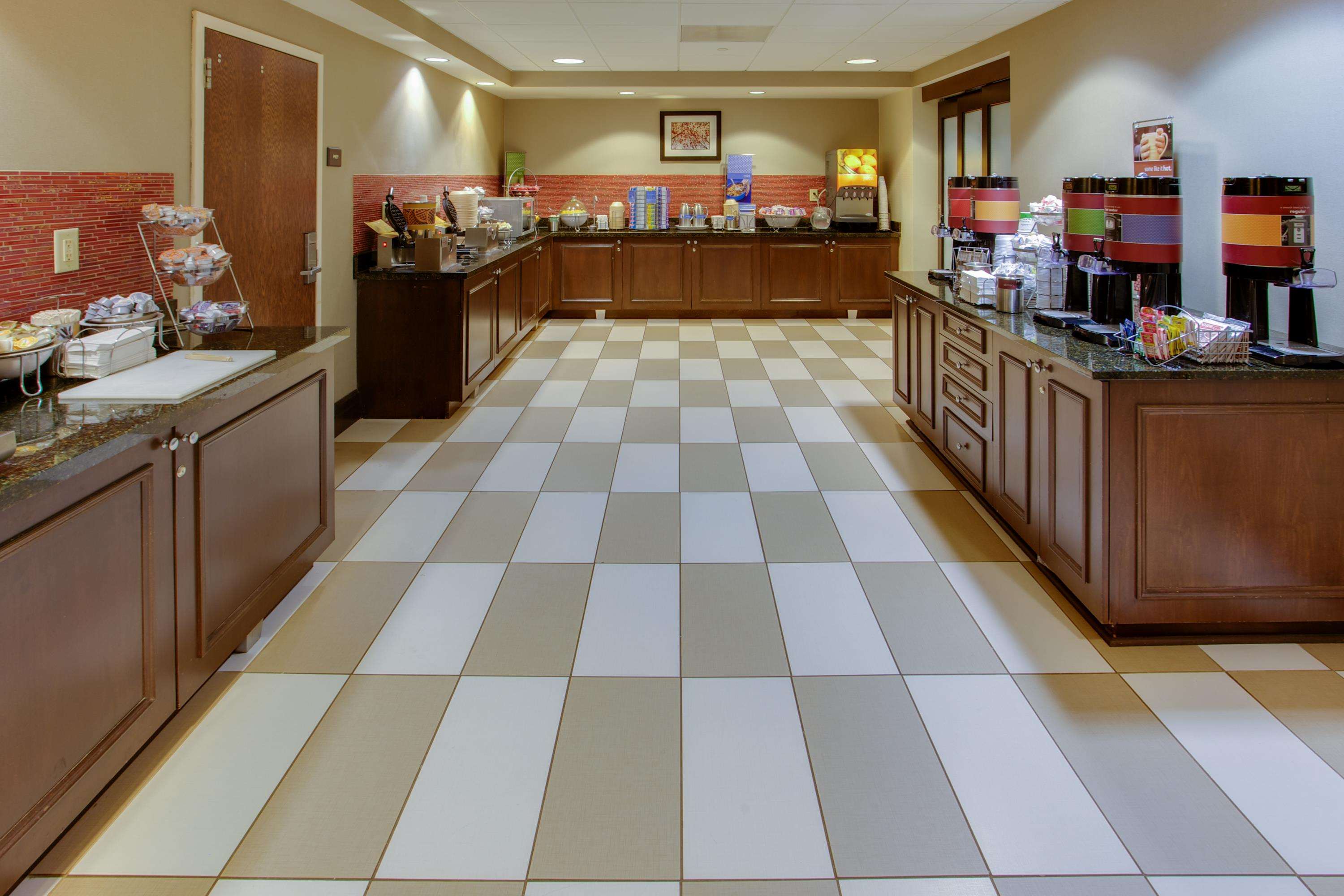 Hampton Inn Garden City Long Island Photo