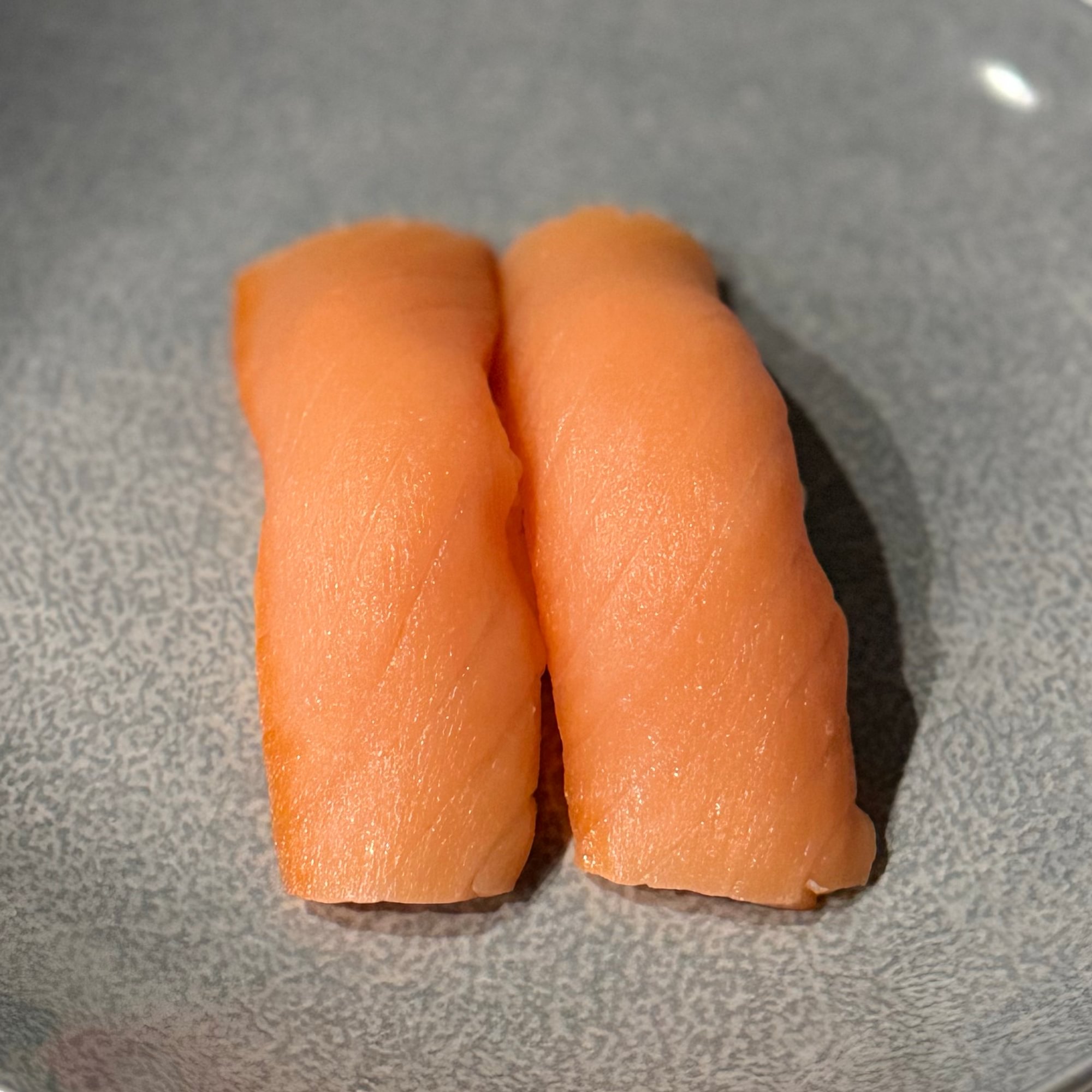 Smoked salmon sushi (2pcs) / sashimi (3pcs)