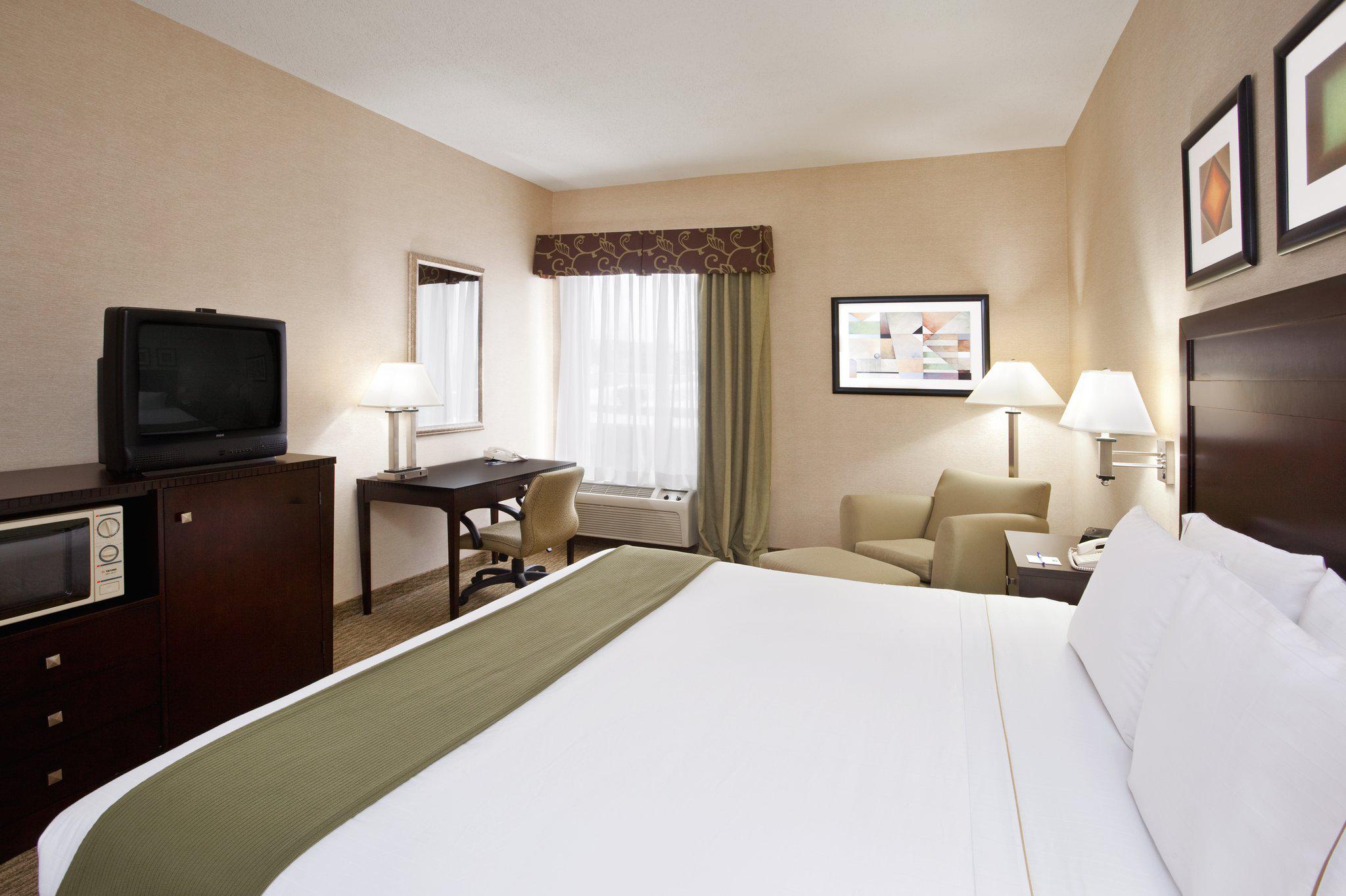 Holiday Inn Express & Suites Cleveland-Streetsboro Photo