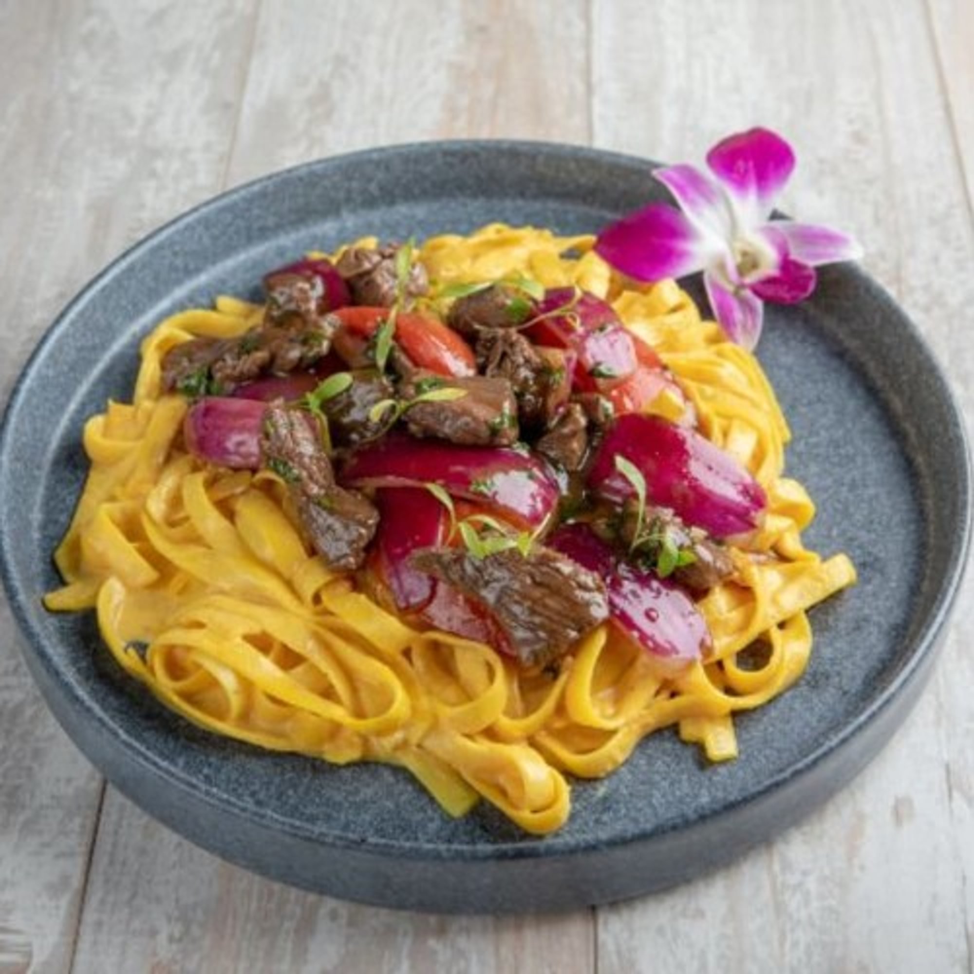 Fettuccine a La Huancaina Con Lomo Saltado
