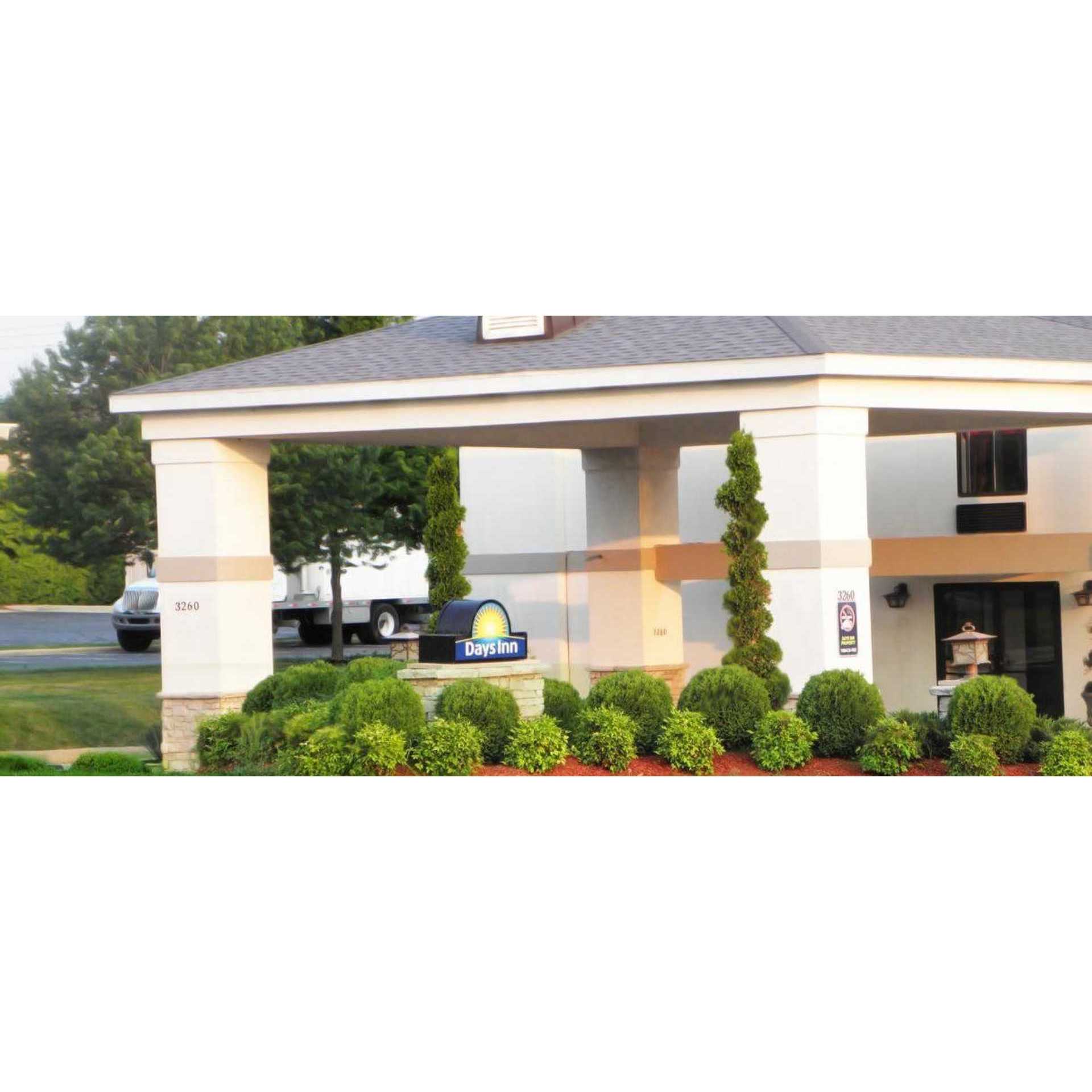 Days Inn Battlefield Road/Highway 65 Logo