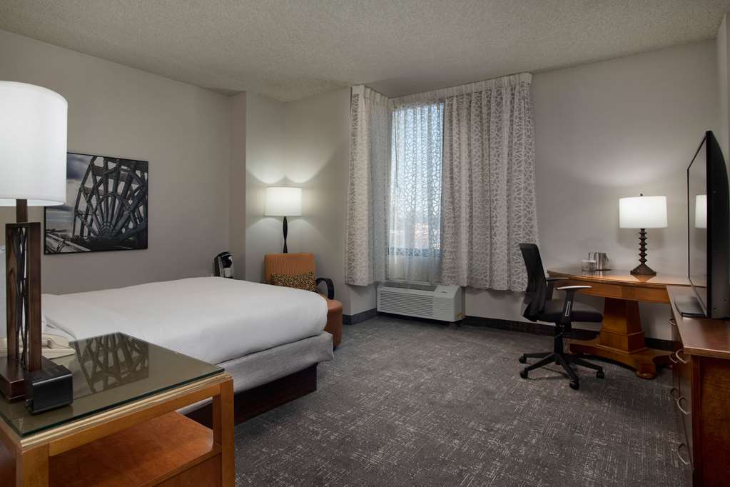 DoubleTree by Hilton Hotel Memphis Downtown Image