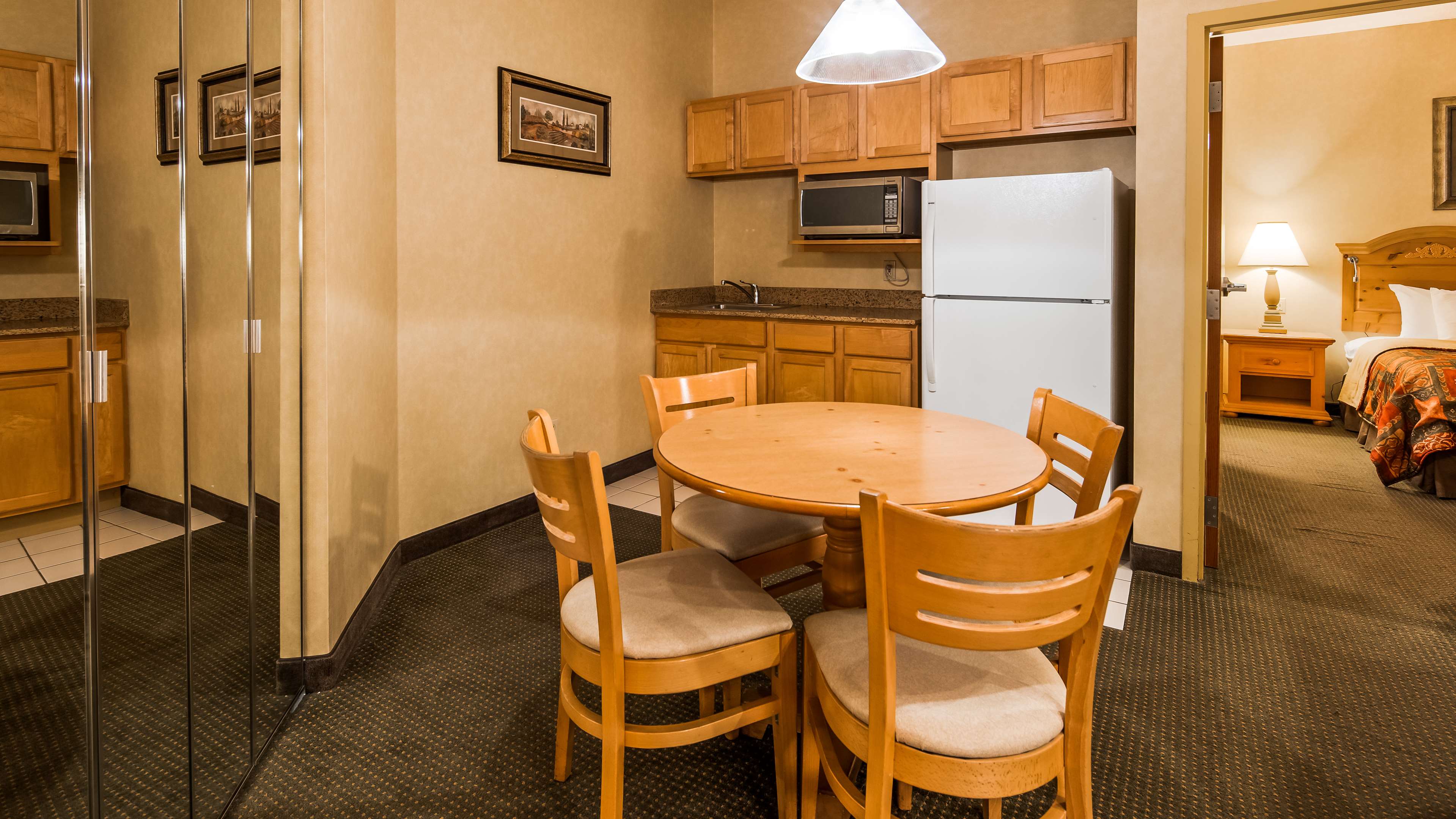 Best Western Plus Revere Inn & Suites Photo