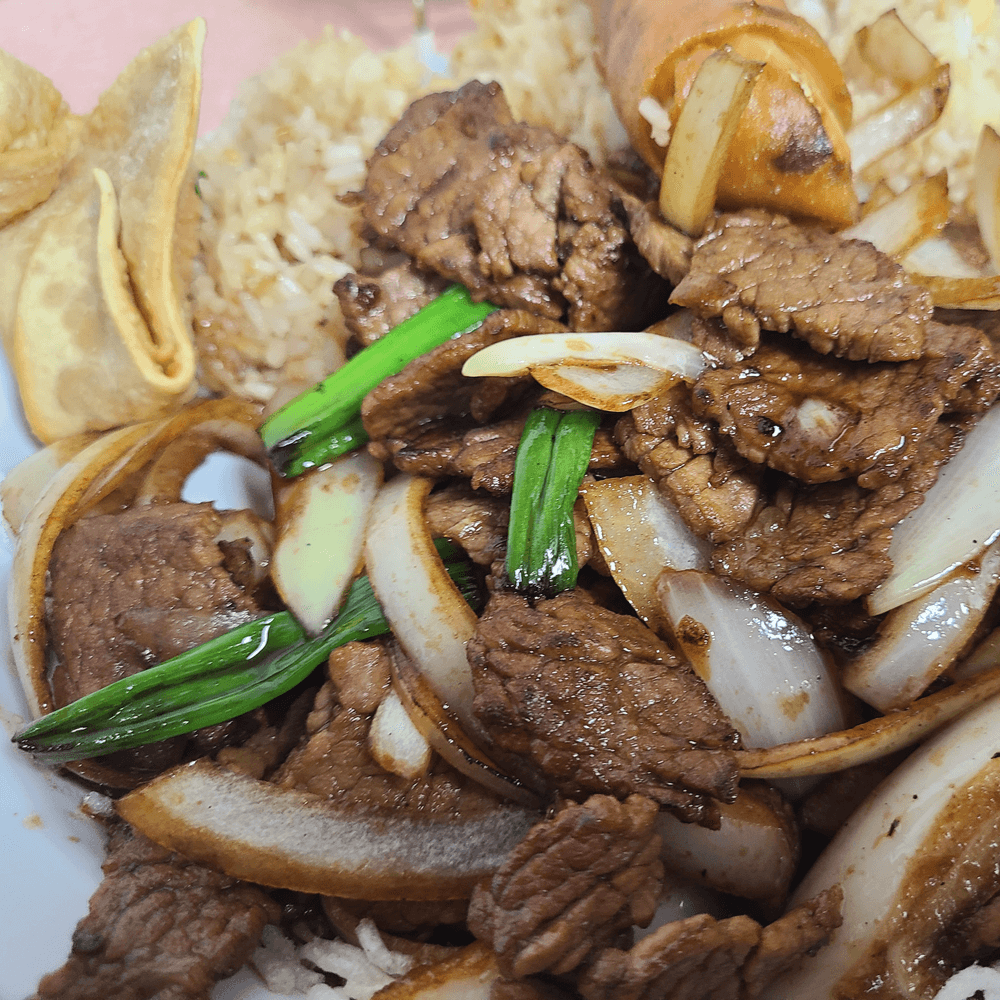 Mongolian Beef special ( includes eggroll,crab rangoon and rice)
