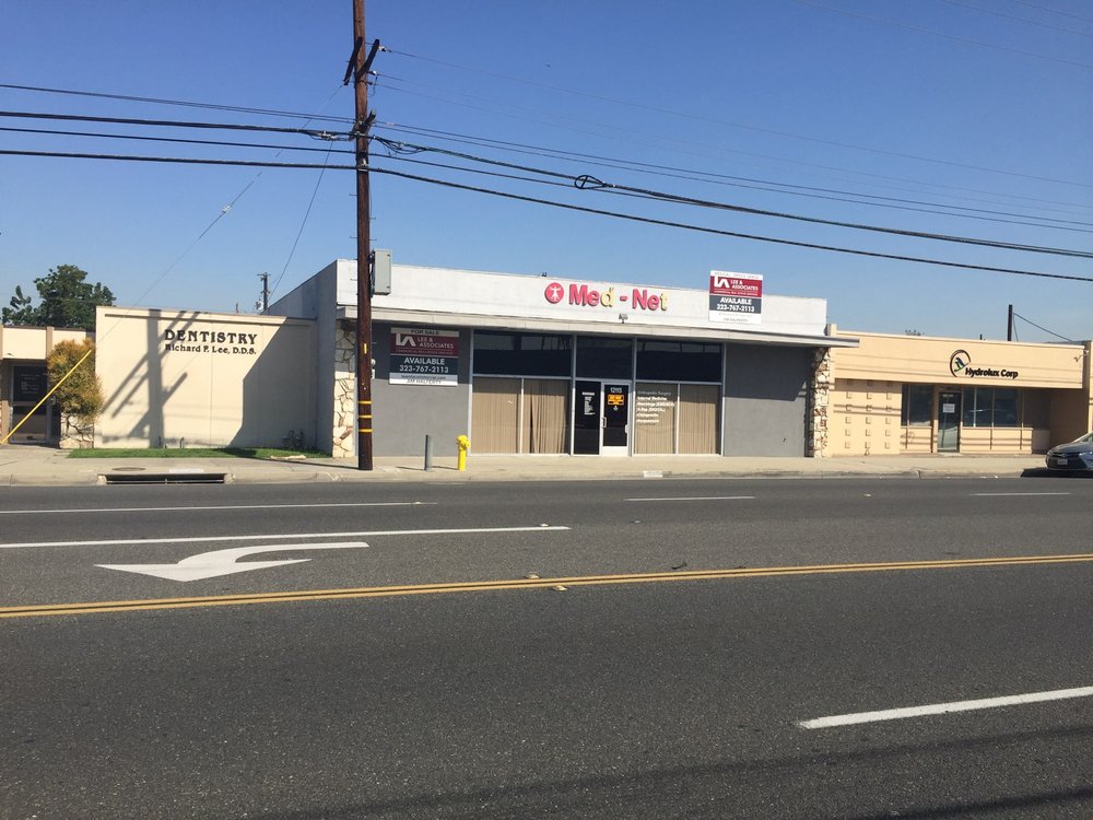 An outside view of California Sports & Rehab in the Downey area!