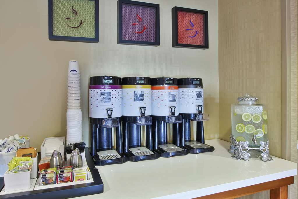 Hampton Inn Commerce Novi Image