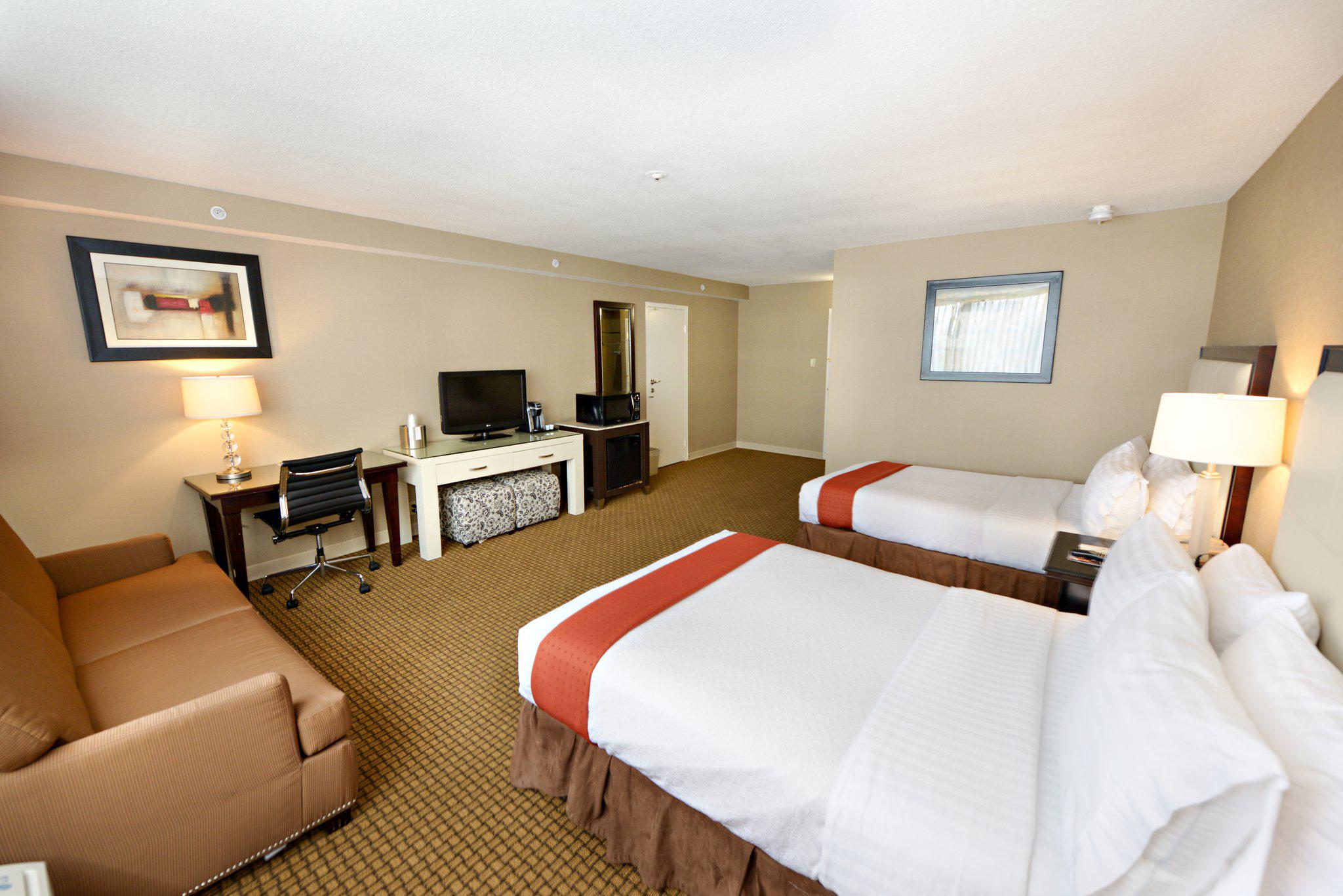 Holiday Inn & Suites Boston-Peabody Photo