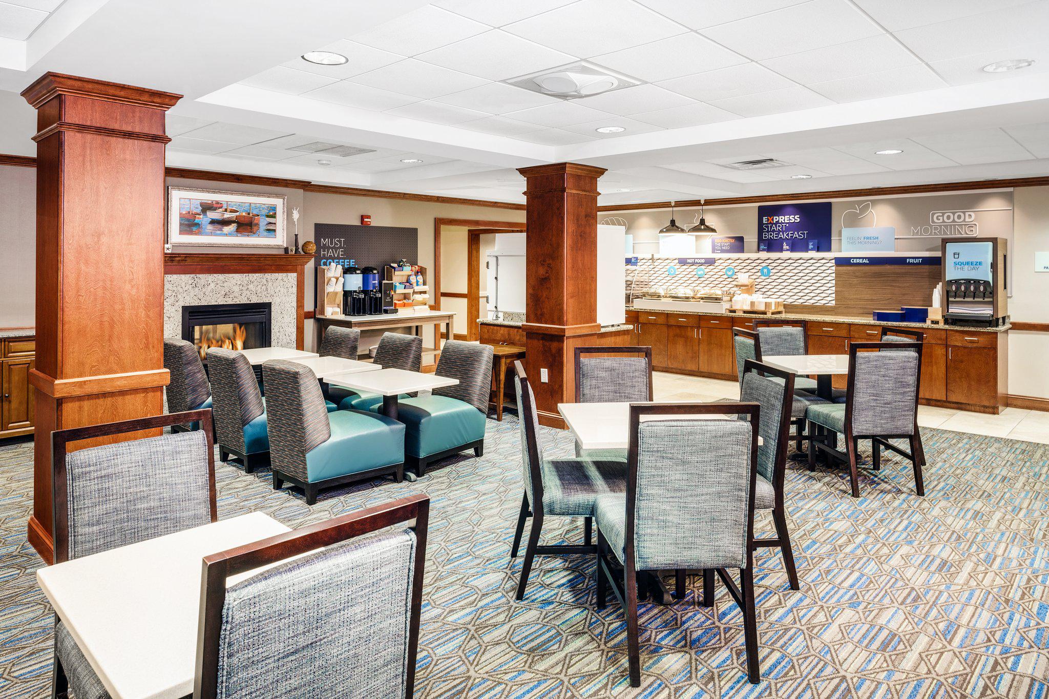 Holiday Inn Express & Suites Hampton South-Seabrook Photo