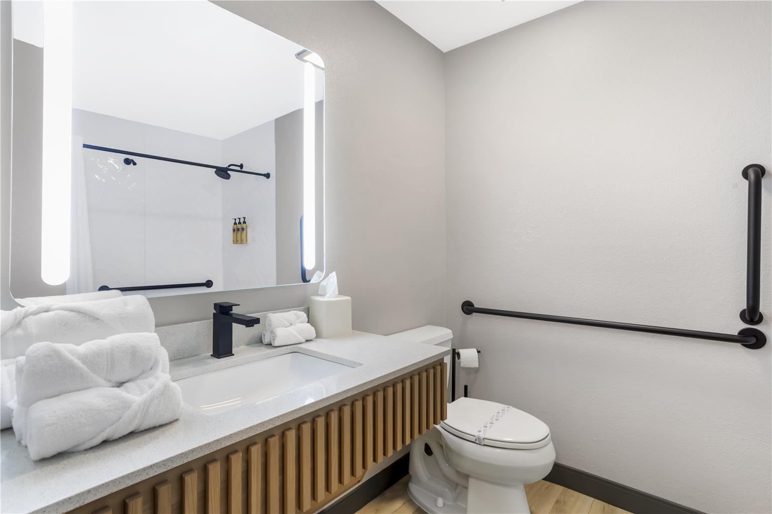 Best Western Plus Rose City Conference Center Inn Image