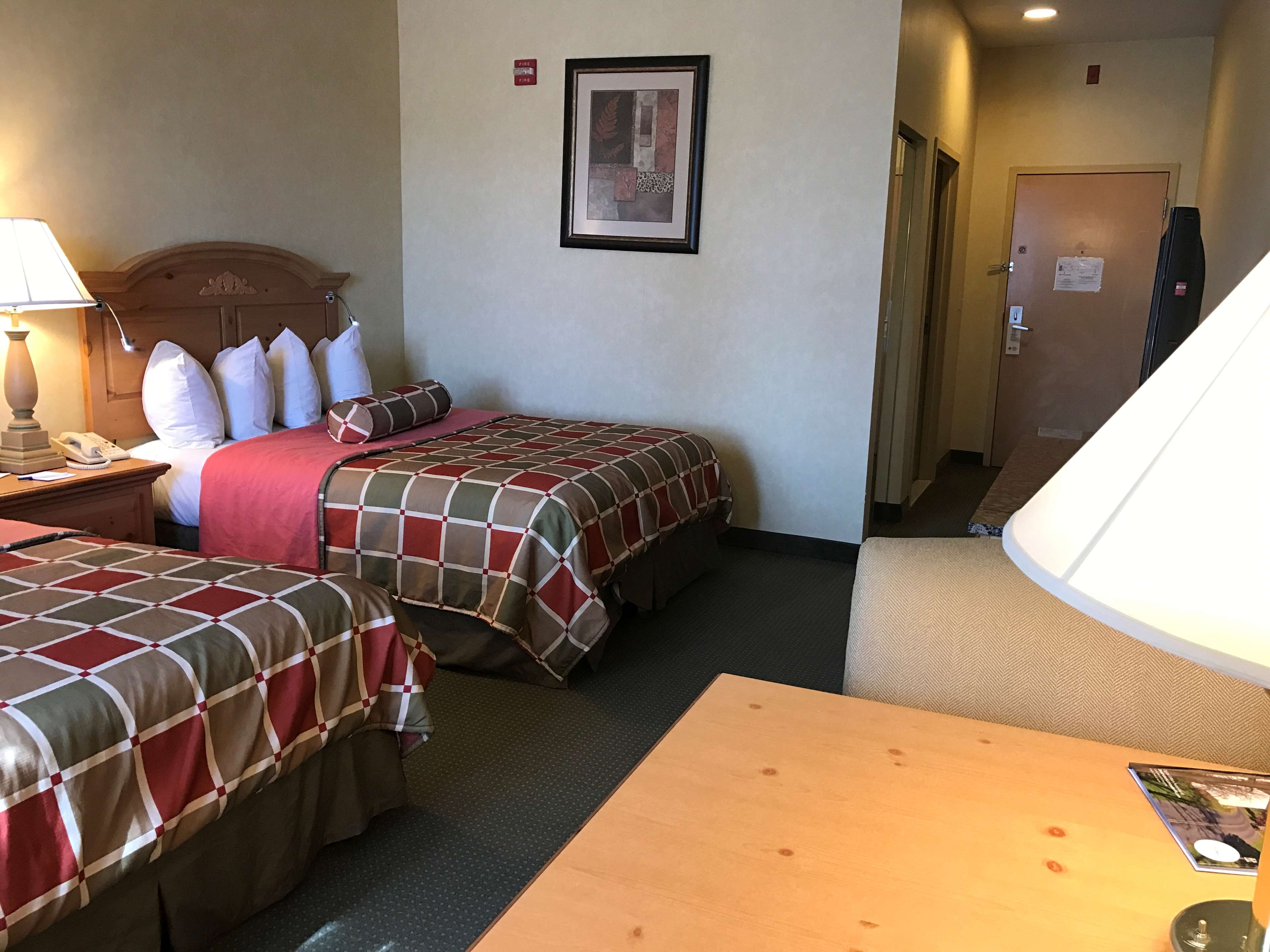 Best Western Plus Revere Inn & Suites Photo