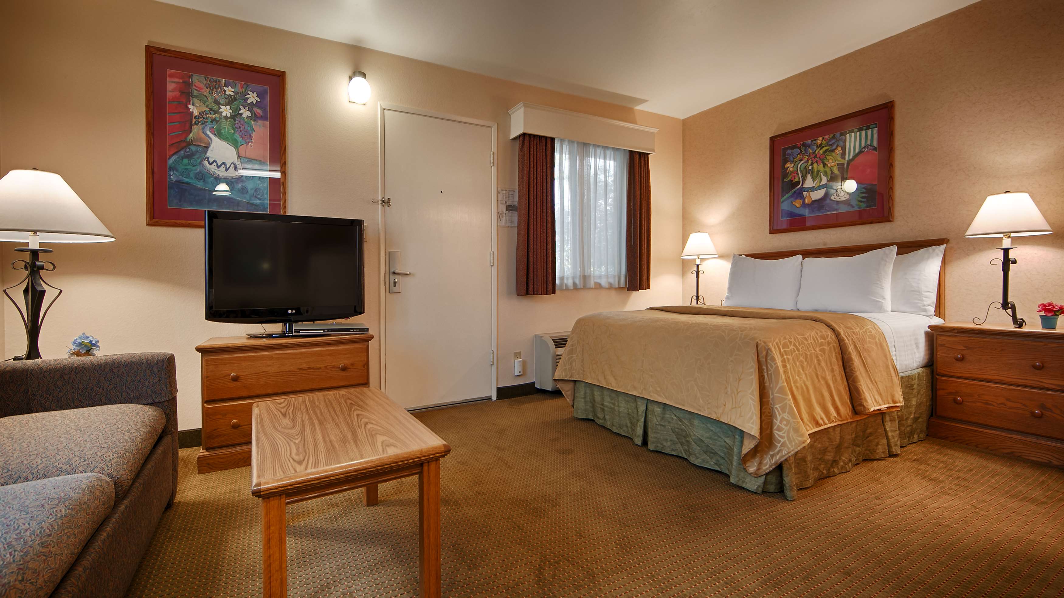 Best Western Lamplighter Inn & Suites at SDSU Photo