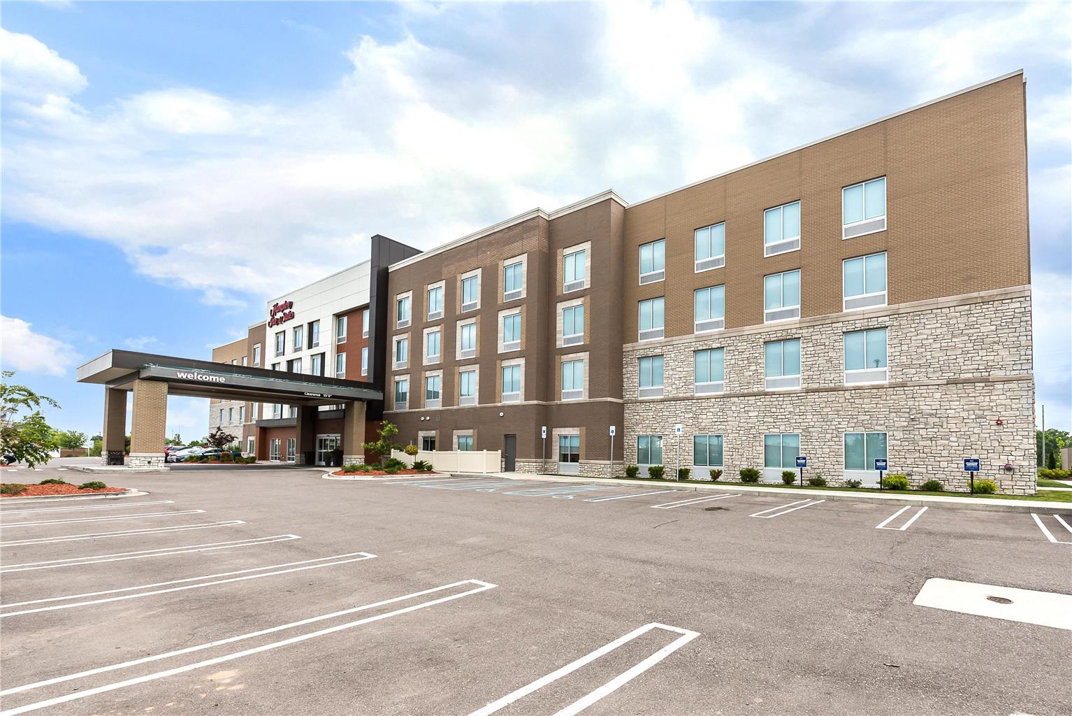 Hampton Inn &amp; Suites Howell Logo