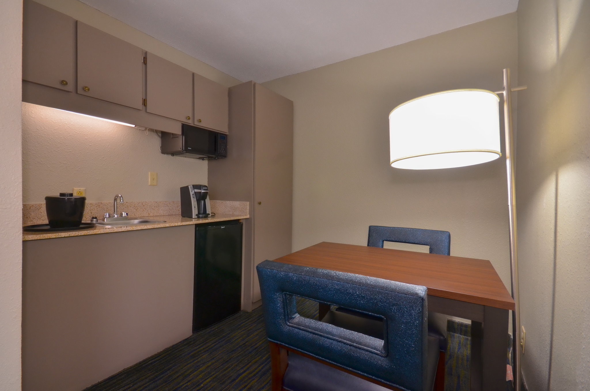 Holiday Inn Express & Suites Fayetteville-Univ of AR Area by IHG Image