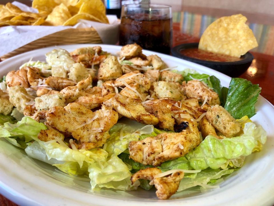 Ensalada César with Grilled Chicken