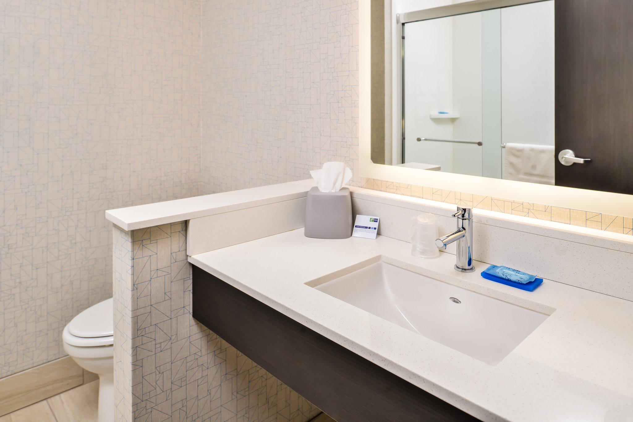 Holiday Inn Express & Suites Lee's Summit - Kansas City Photo