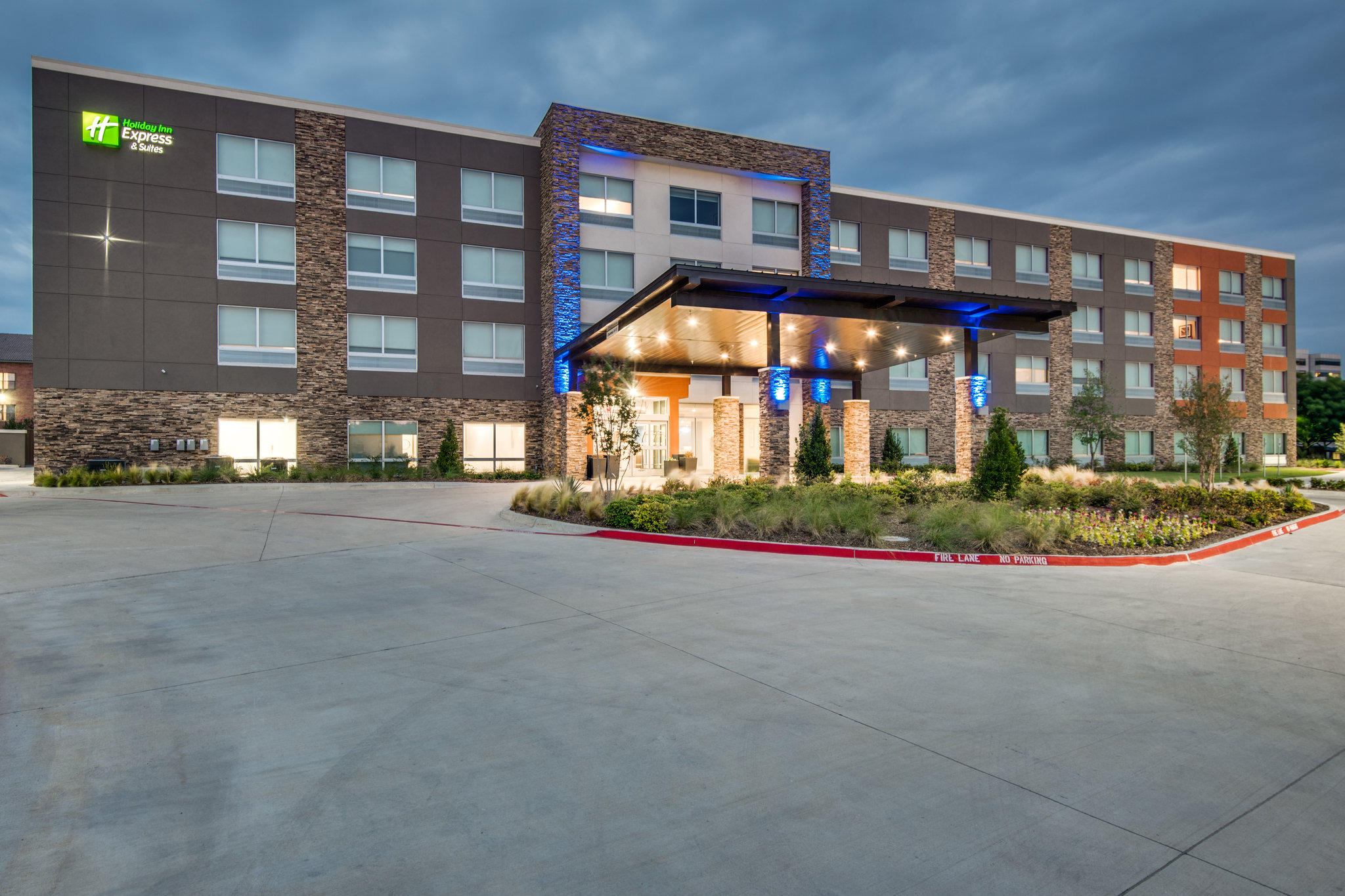 Holiday Inn Express & Suites Dallas North - Addison Photo