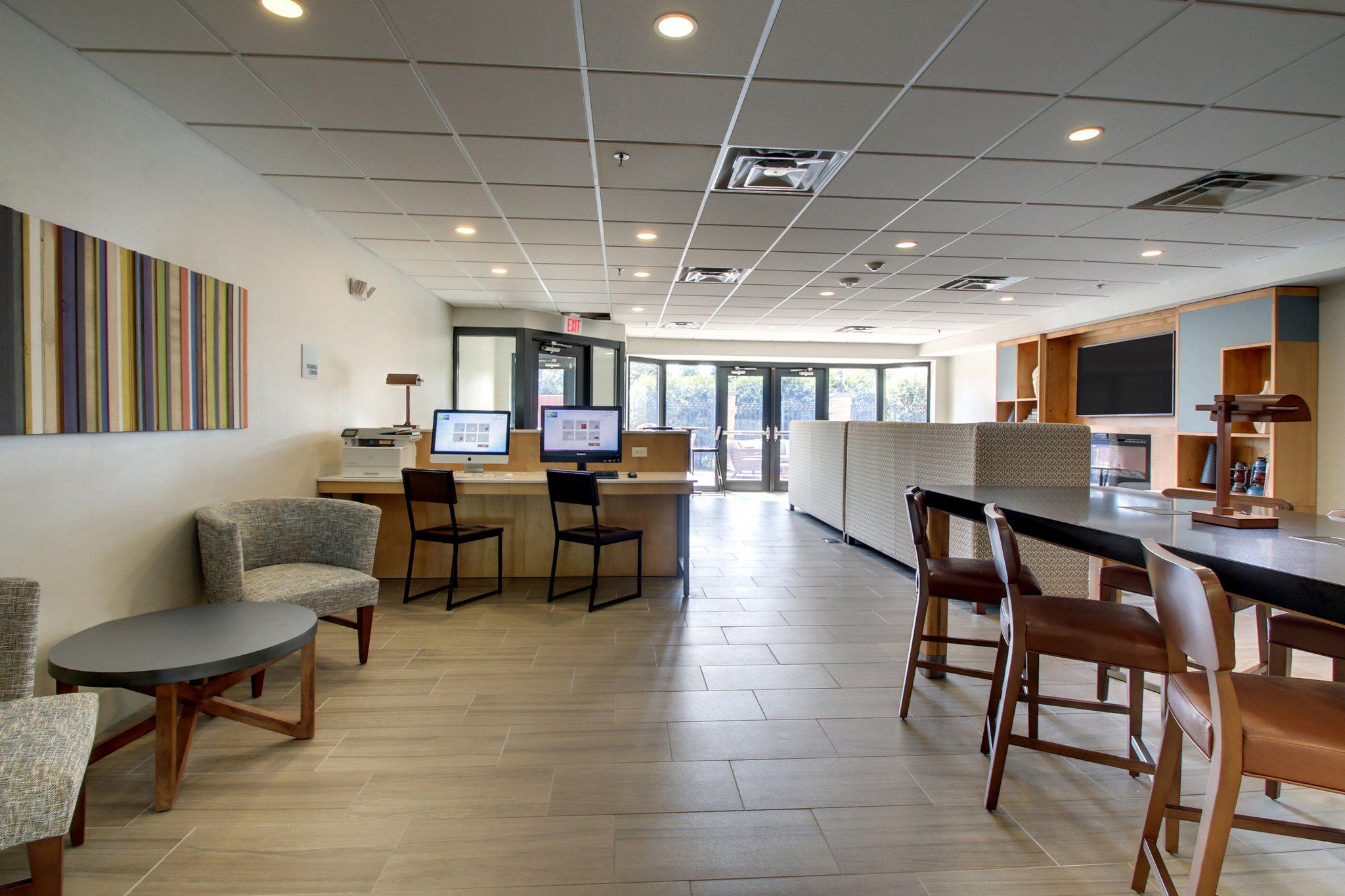 Holiday Inn Express & Suites Aurora - Naperville Photo