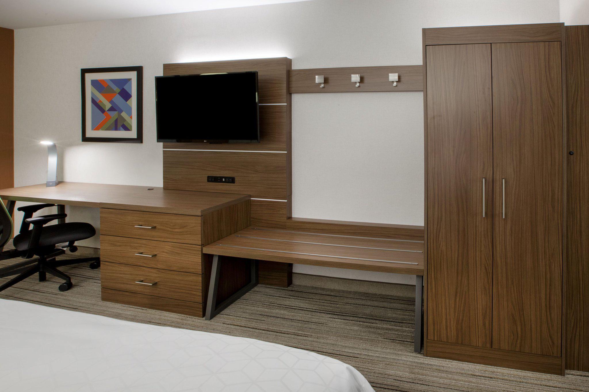 Holiday Inn Express & Suites Oklahoma City Airport Photo