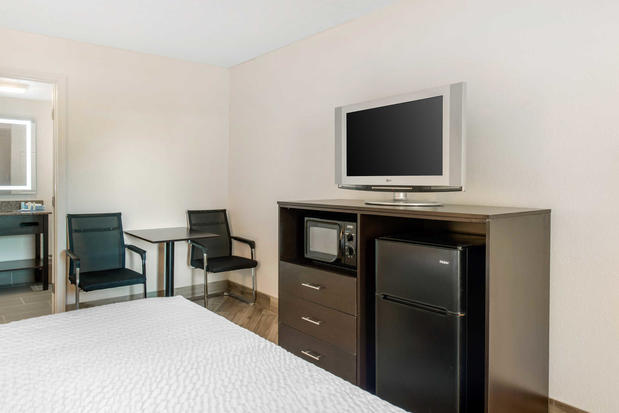 Images Clarion Inn & Suites