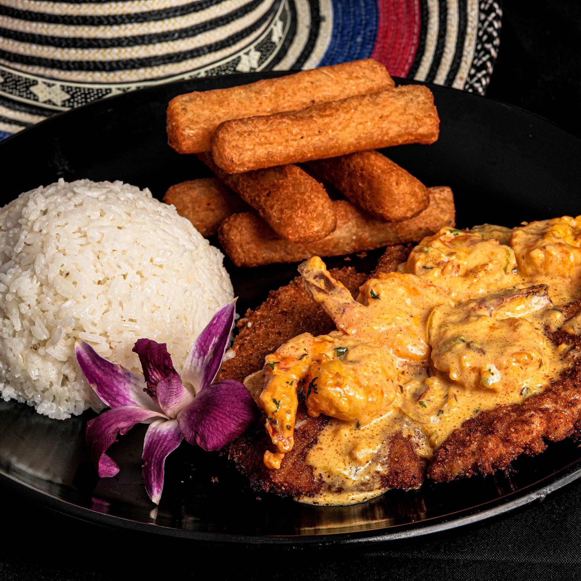 Pechuga Apanada Con Camarón Salteado