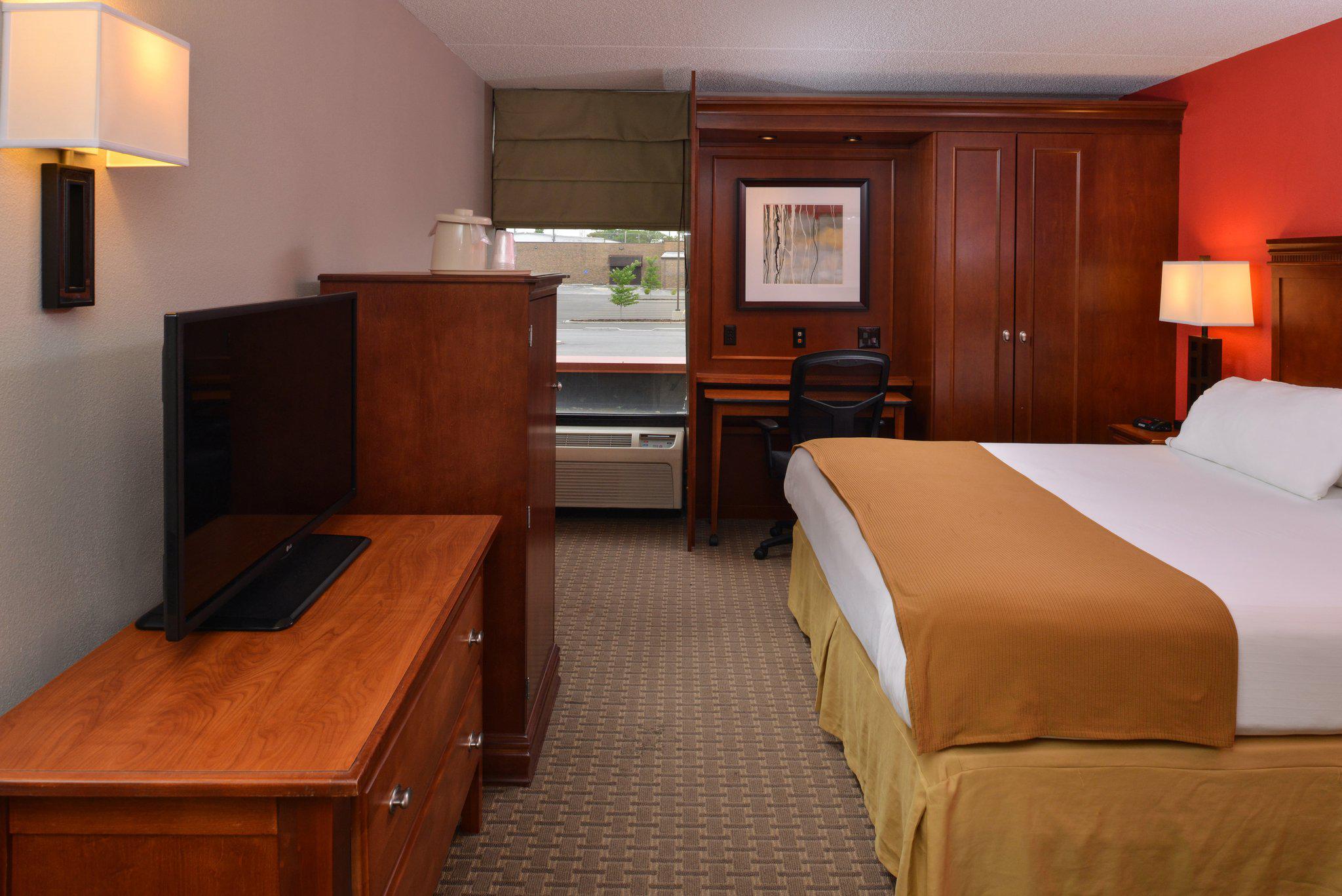 Holiday Inn Express Crestwood Photo